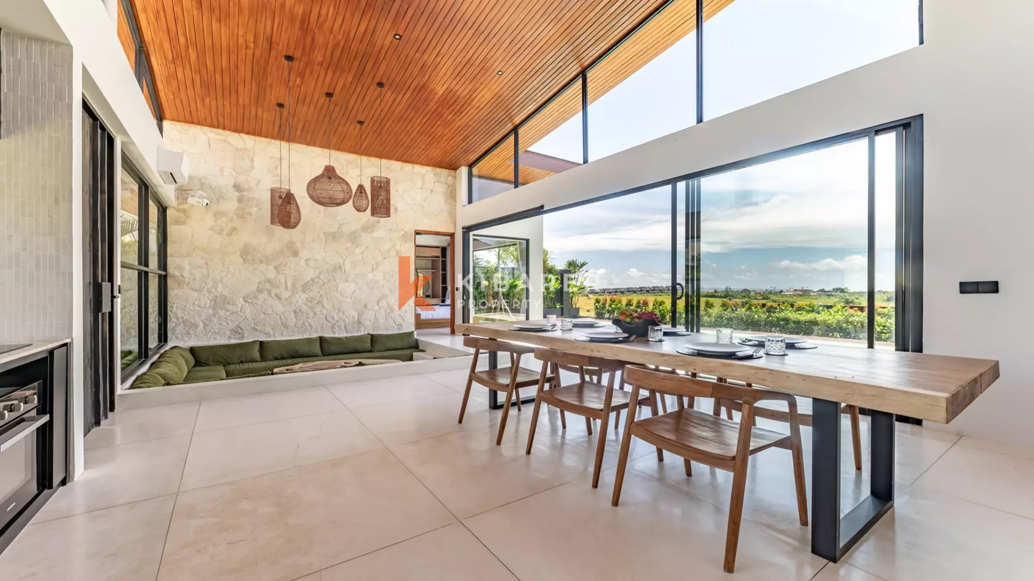 Villa contemporaine de trois chambres avec salon semi-enterré à Canggu