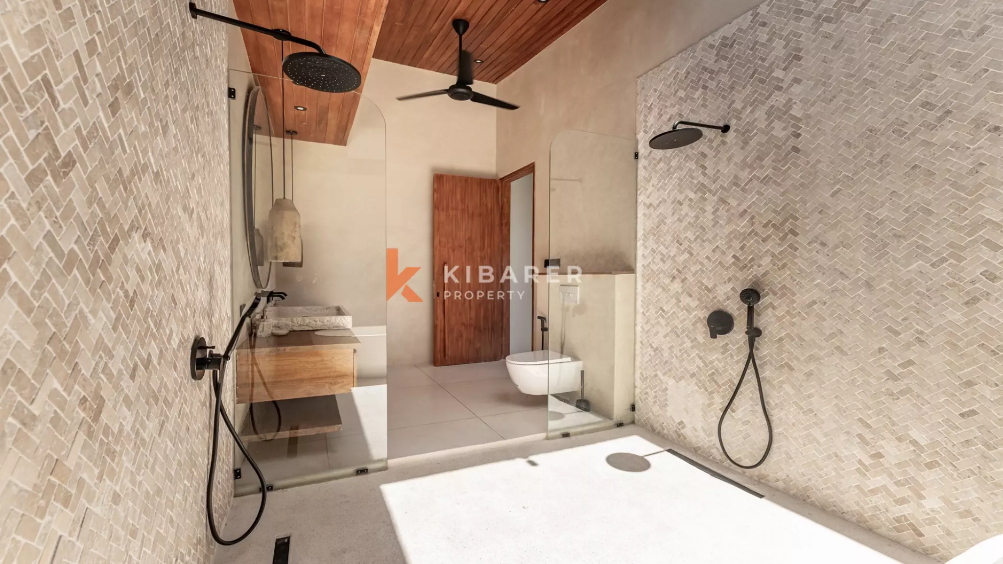 Villa contemporaine de trois chambres avec salon semi-enterré à Canggu