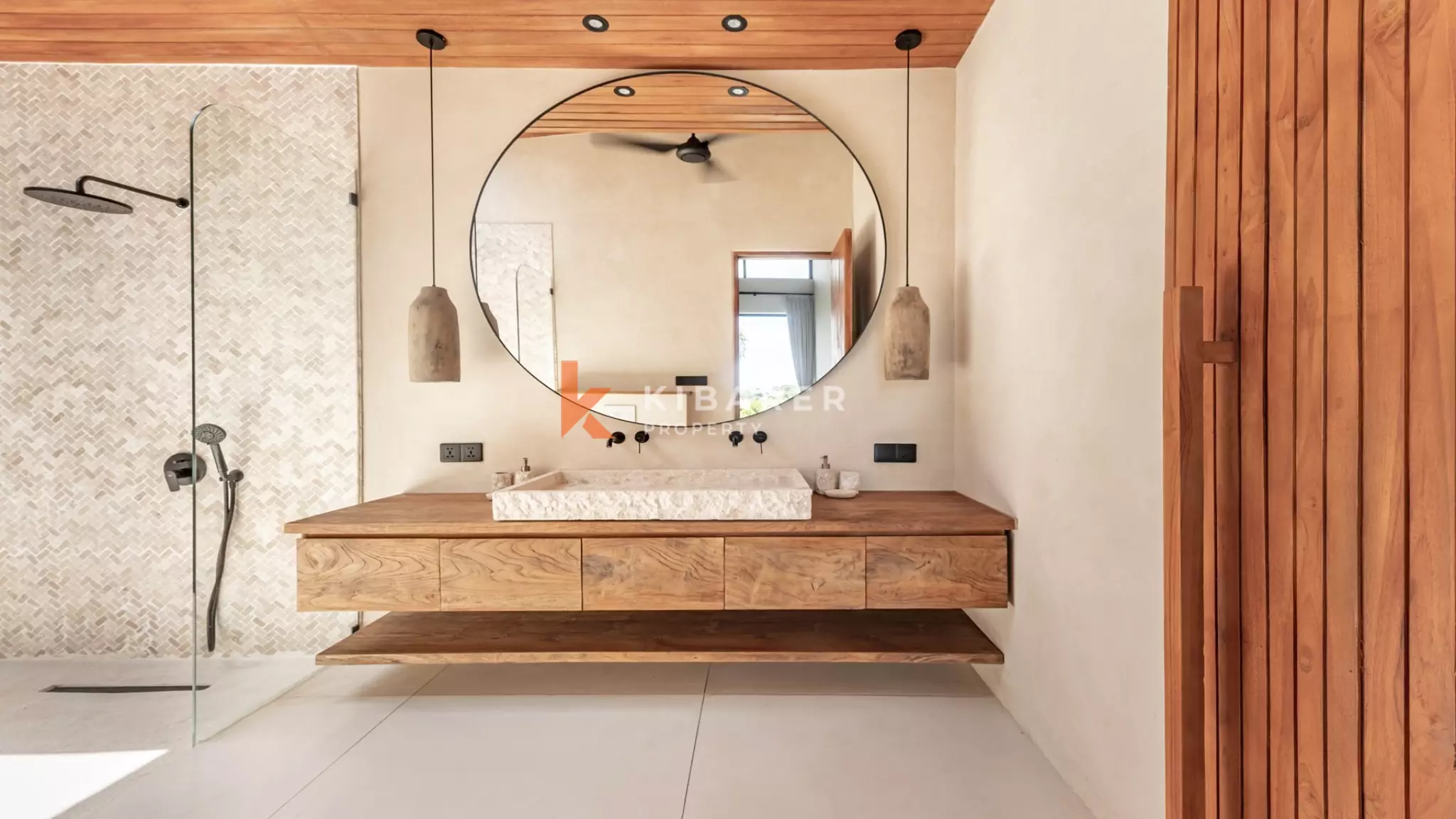 Villa contemporaine de trois chambres avec salon semi-enterré à Canggu