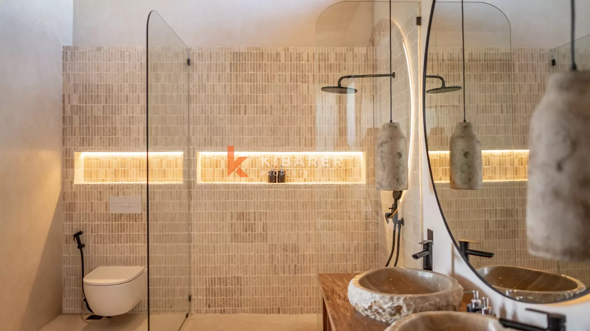 Villa contemporaine de trois chambres avec salon semi-enterré à Canggu