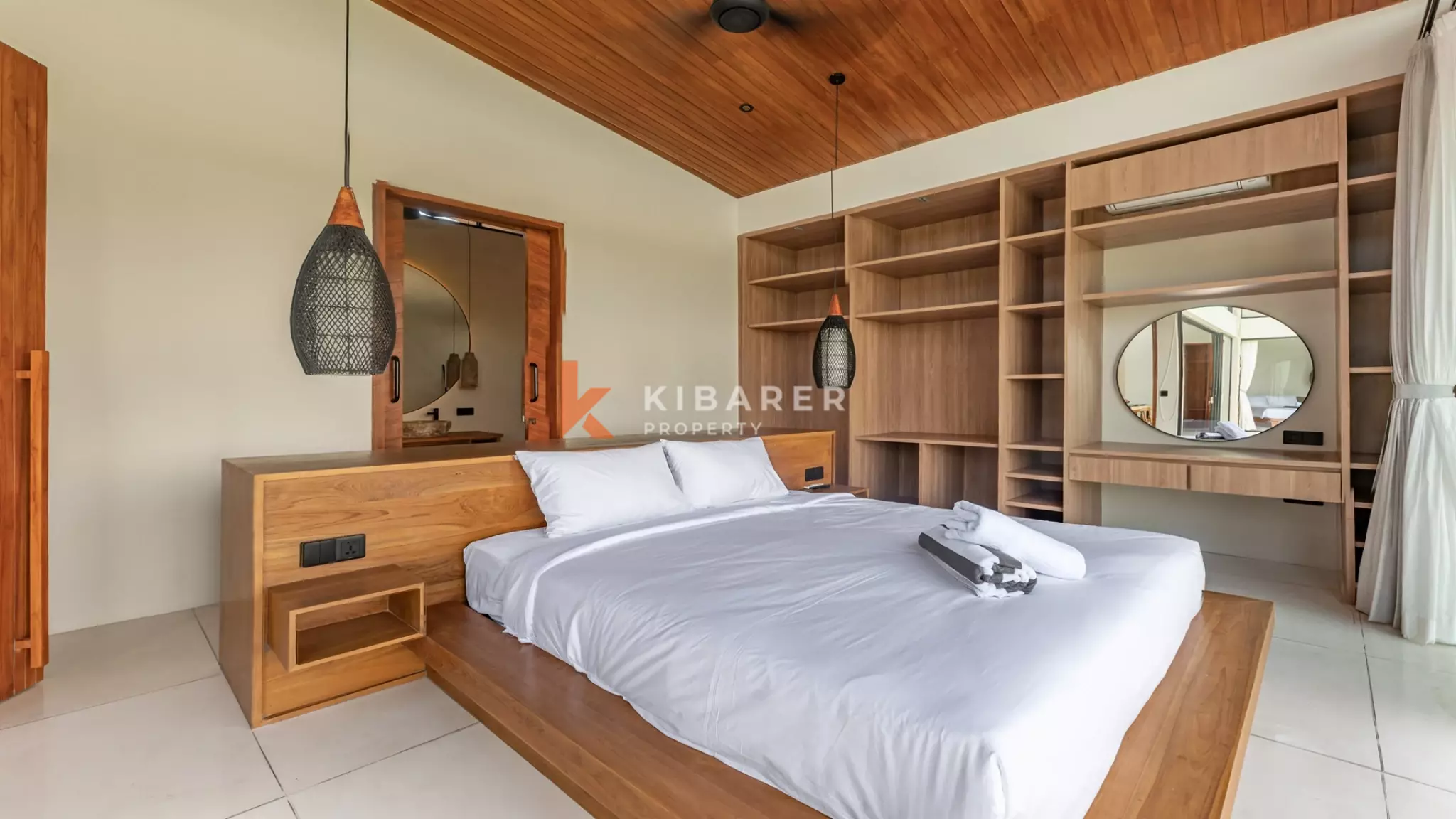 Villa contemporaine de trois chambres avec salon semi-enterré à Canggu