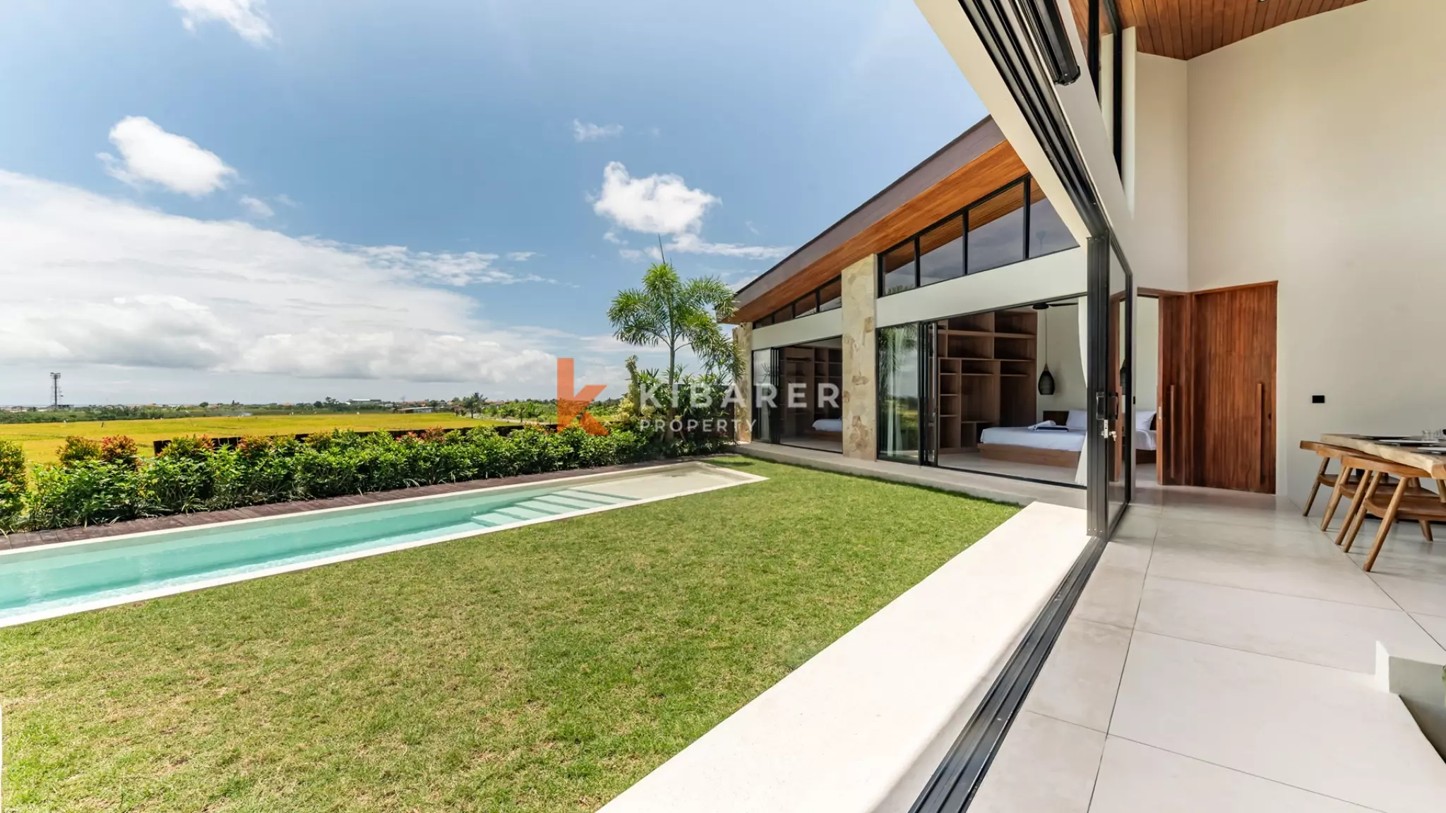 Villa contemporaine de trois chambres avec salon semi-enterré à Canggu