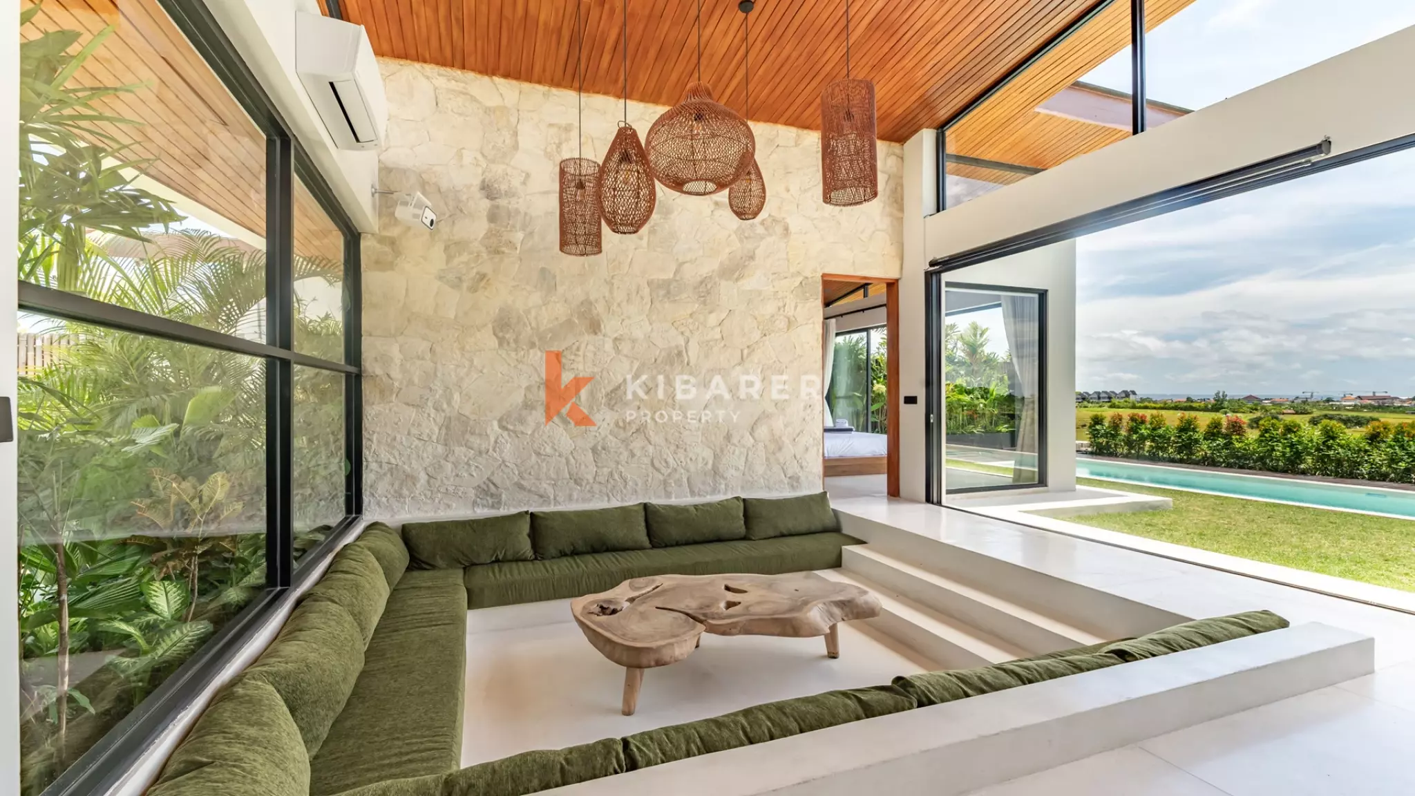 Villa contemporaine de trois chambres avec salon semi-enterré à Canggu