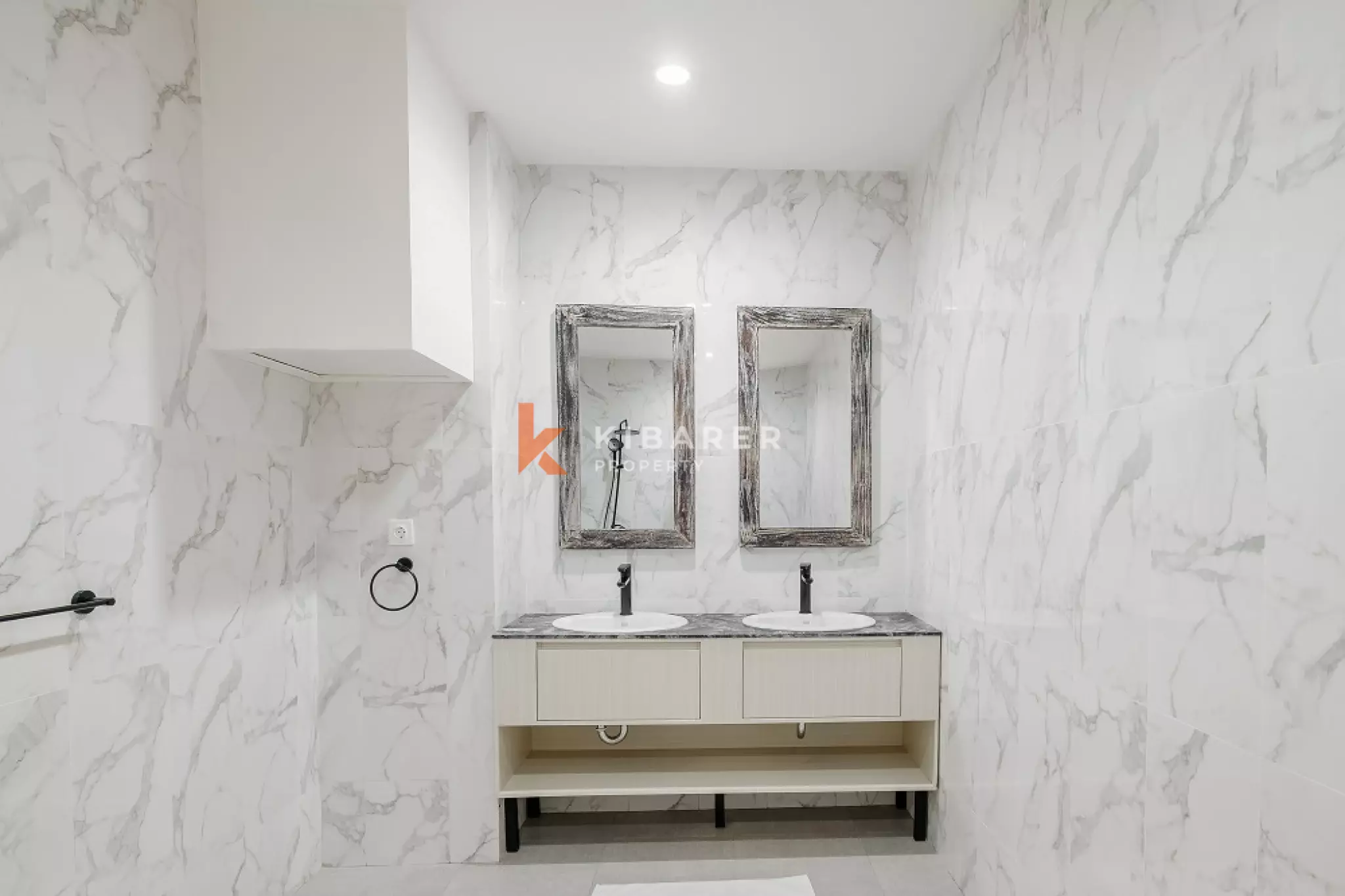 Apartemen Dua Kamar Tidur Berperabotan Lengkap dan Konseptual di Kawasan Utama Seminyak