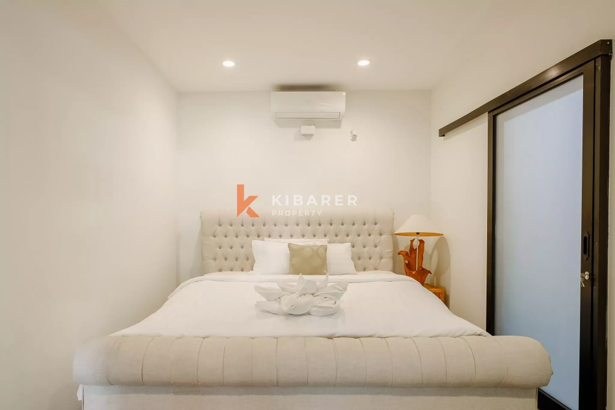 Apartemen Dua Kamar Tidur Berperabotan Lengkap dan Konseptual di Kawasan Utama Seminyak