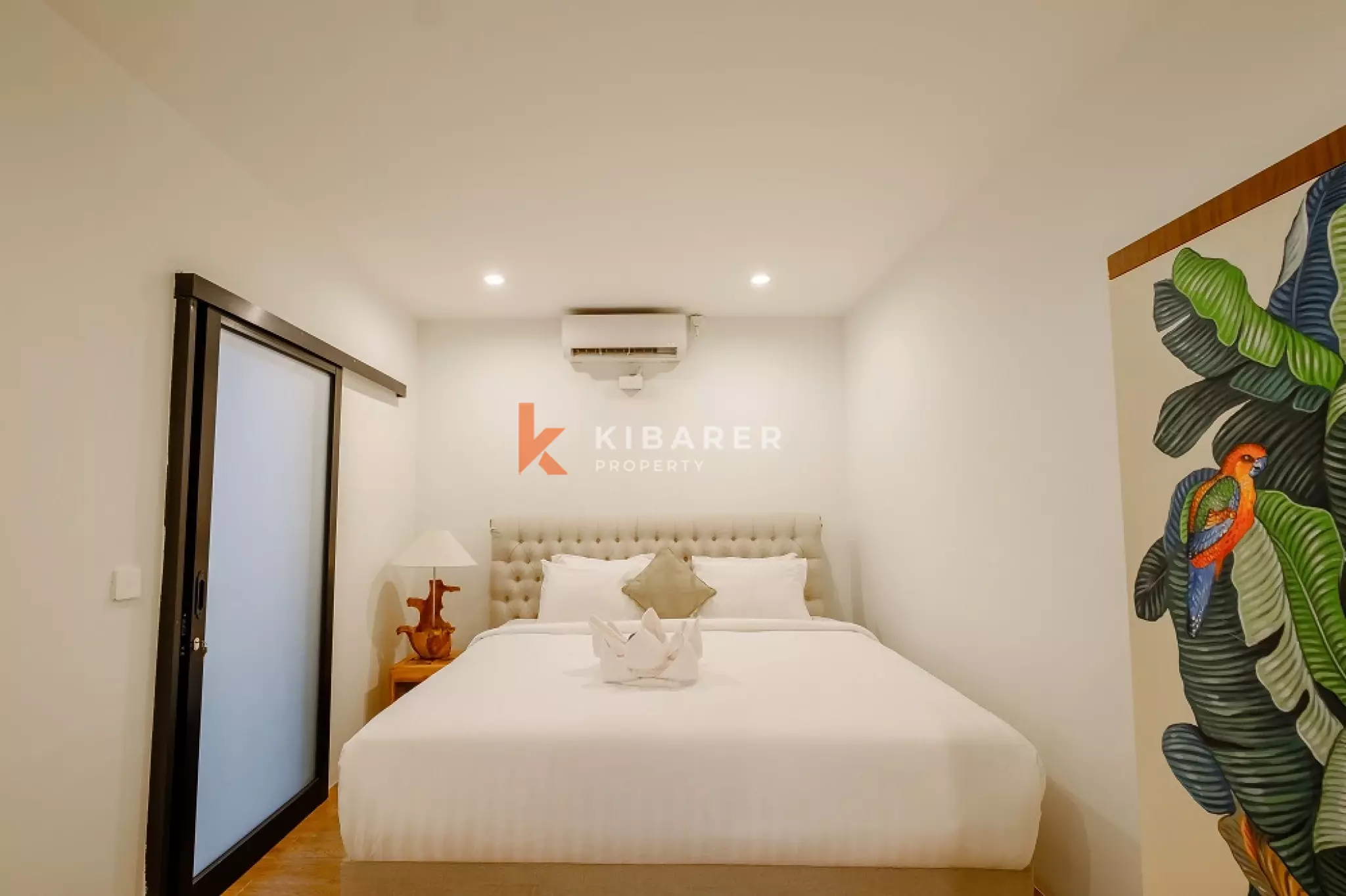 Apartemen Dua Kamar Tidur Berperabotan Lengkap dan Konseptual di Kawasan Utama Seminyak