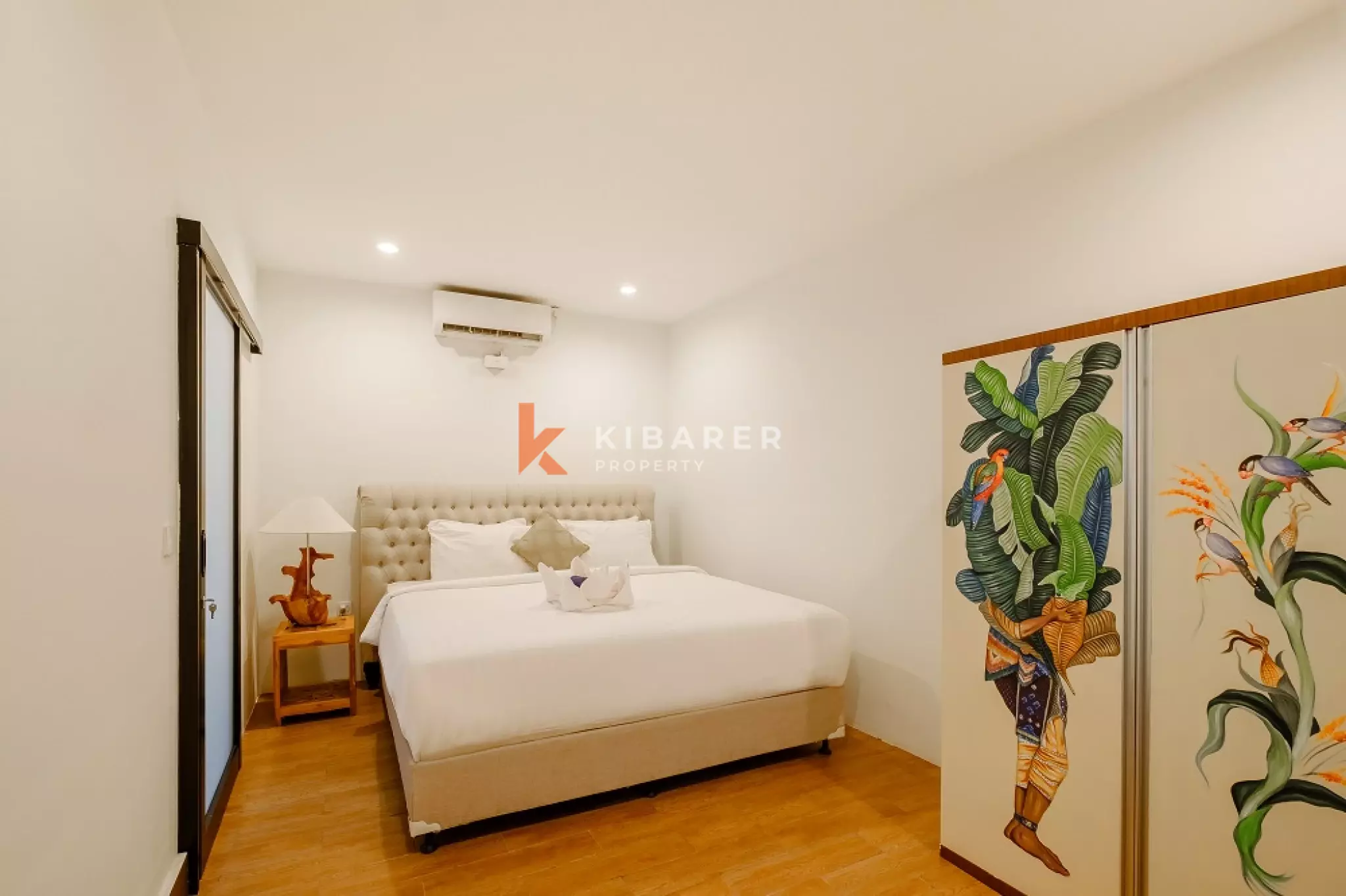 Apartemen Dua Kamar Tidur Berperabotan Lengkap dan Konseptual di Kawasan Utama Seminyak