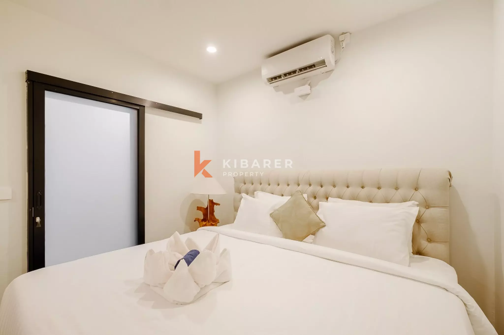 Apartemen Dua Kamar Tidur Berperabotan Lengkap dan Konseptual di Kawasan Utama Seminyak