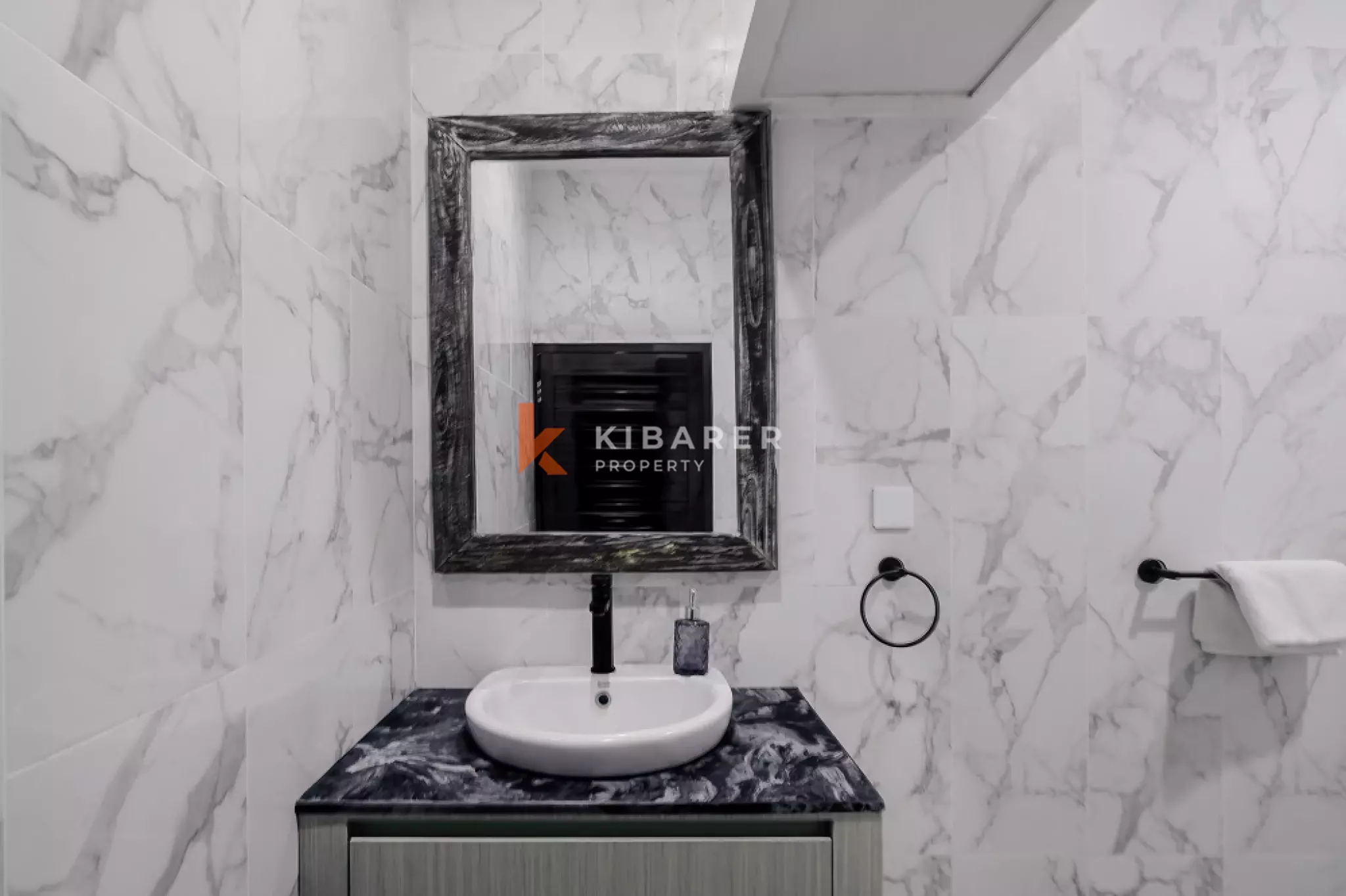 Apartemen Satu Kamar Tidur Berperabotan Lengkap dan Bergaya di Pusat Kota Seminyak (TERSEDIA SEKARANG)