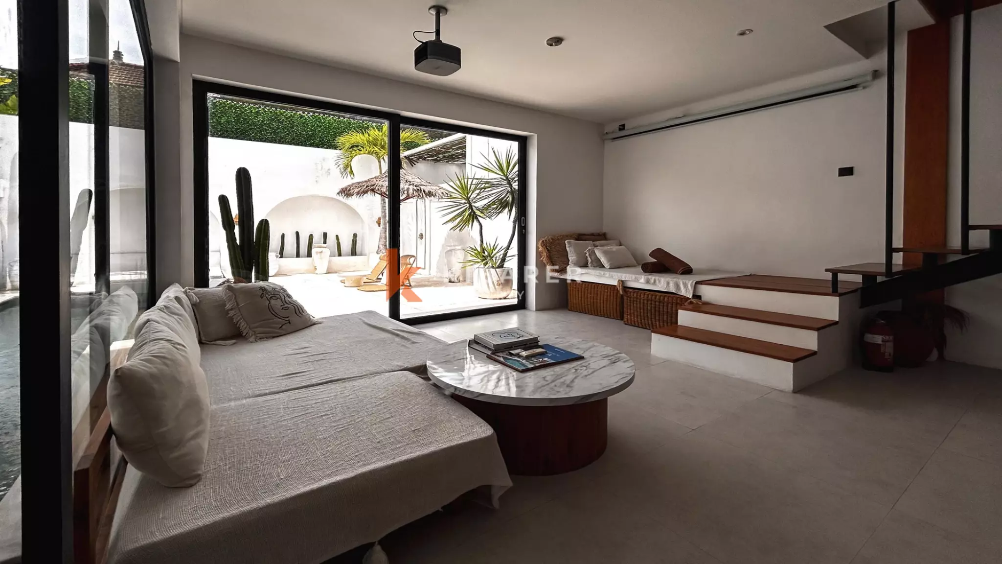 Villa Bergaya Loft Satu Kamar Tidur dengan Kolam Renang Pribadi di Padonan