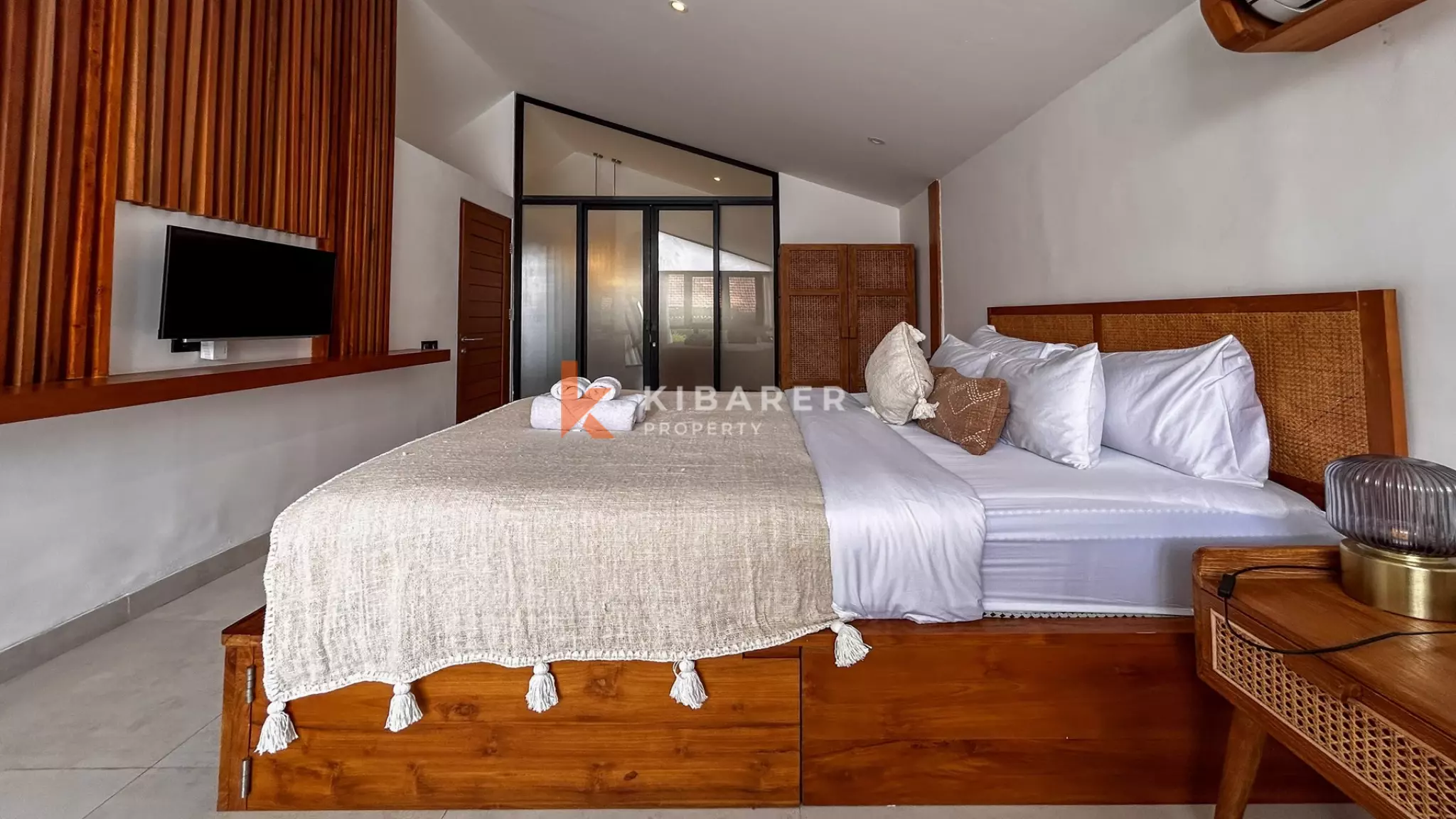 Villa Bergaya Loft Satu Kamar Tidur dengan Kolam Renang Pribadi di Padonan