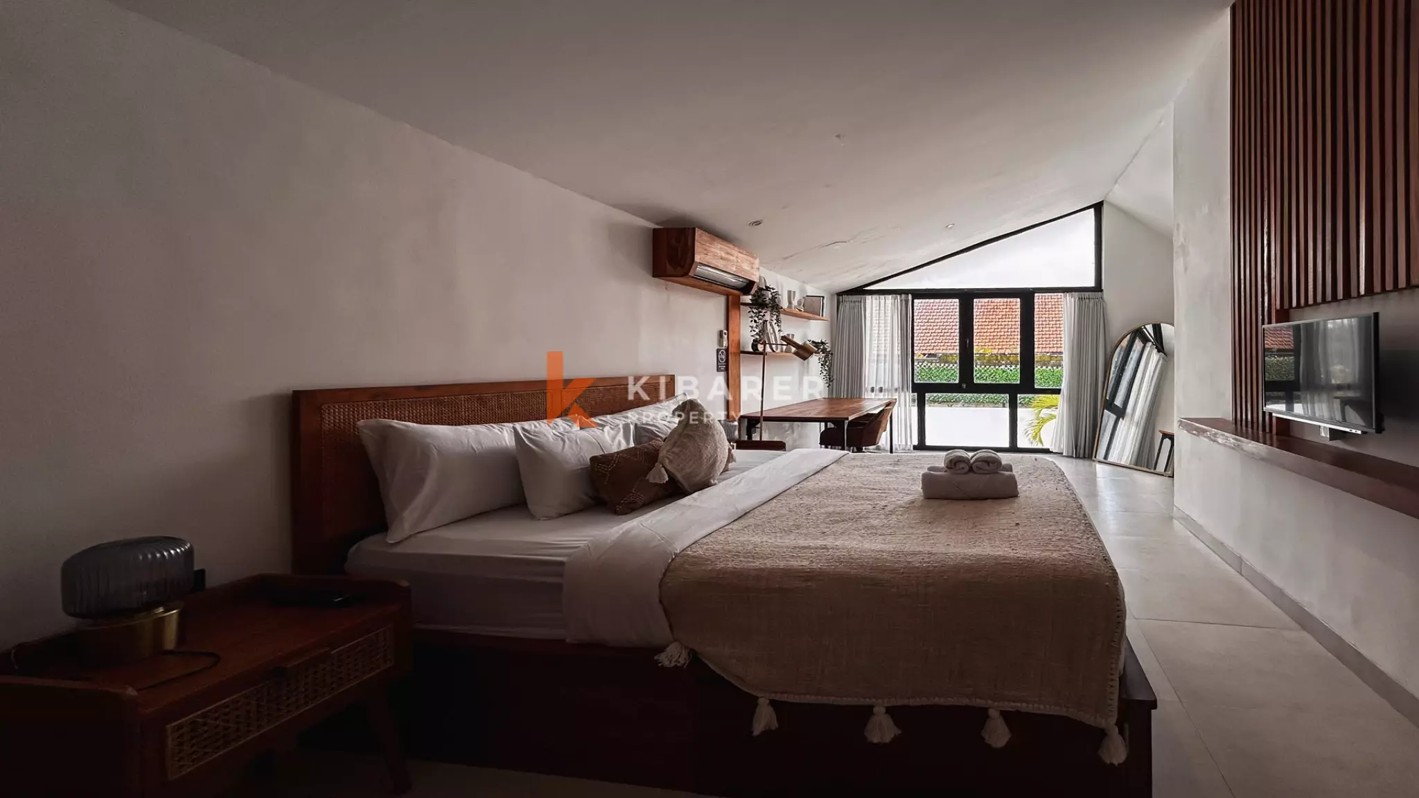 Villa Bergaya Loft Satu Kamar Tidur dengan Kolam Renang Pribadi di Padonan