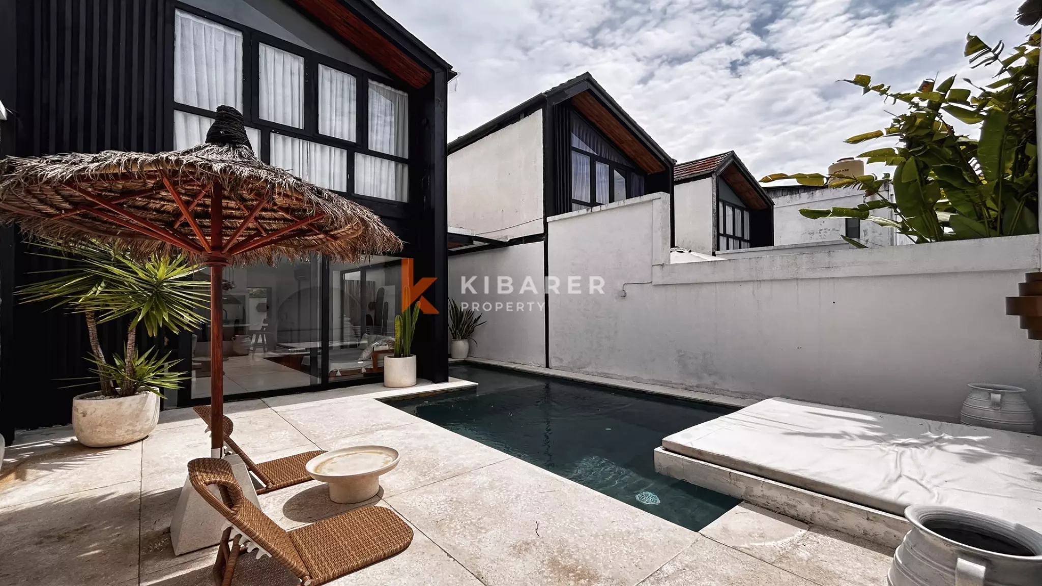 Villa Bergaya Loft Satu Kamar Tidur dengan Kolam Renang Pribadi di Padonan