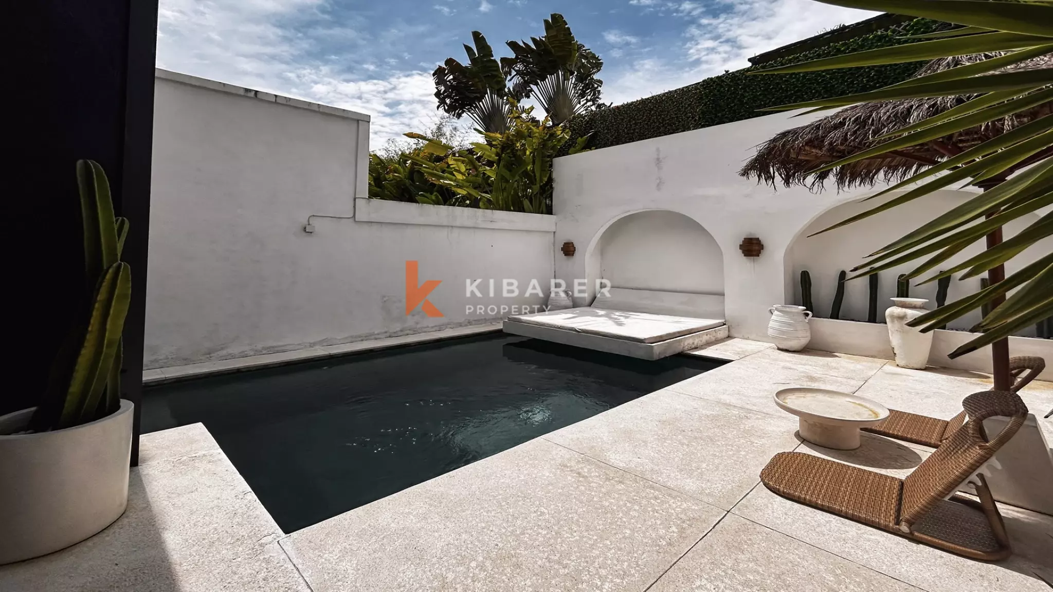 Villa Bergaya Loft Satu Kamar Tidur dengan Kolam Renang Pribadi di Padonan