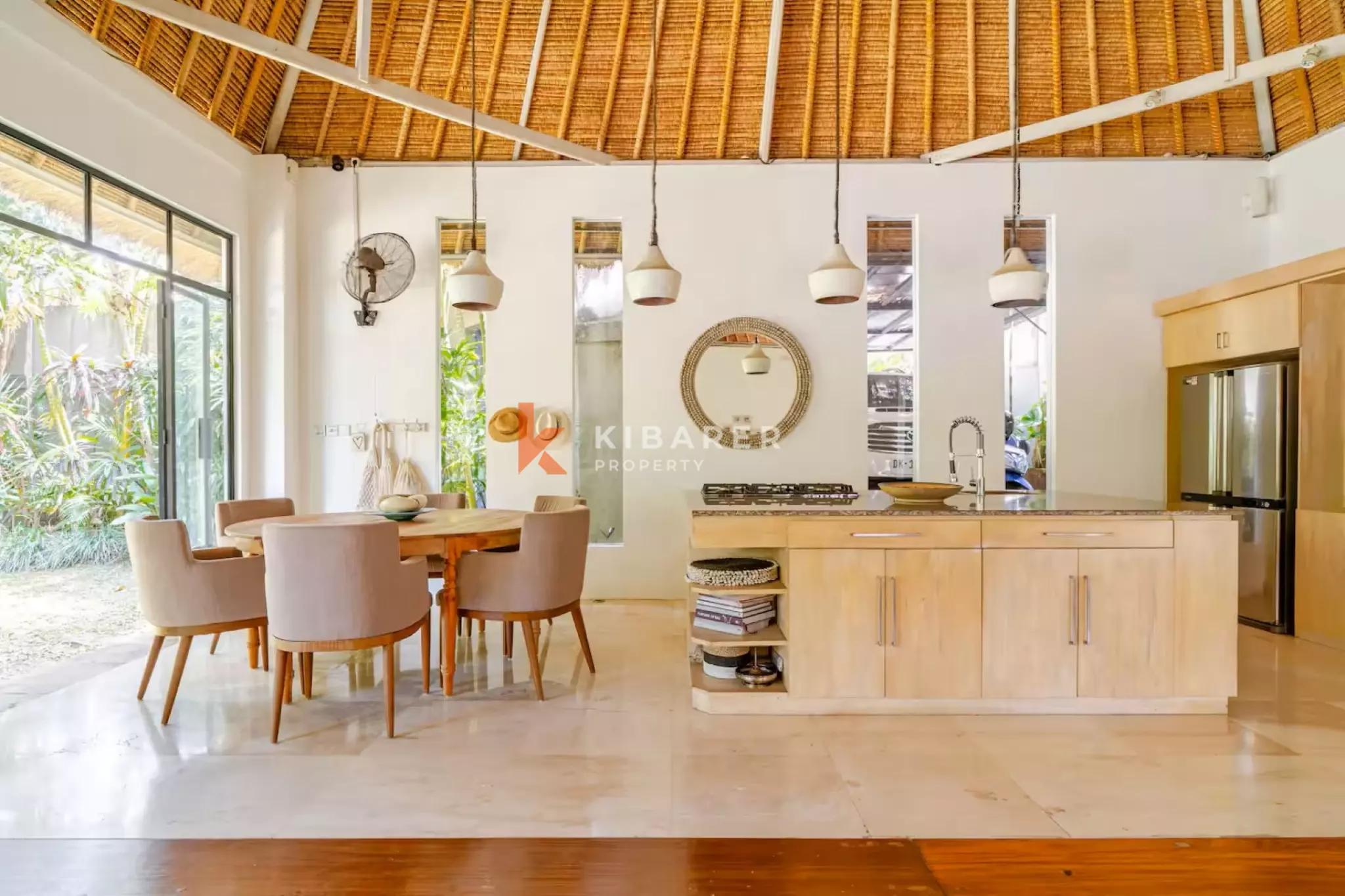 Villa Tropis Dua Kamar Tidur yang Menenangkan dengan Taman yang Indah di Umalas