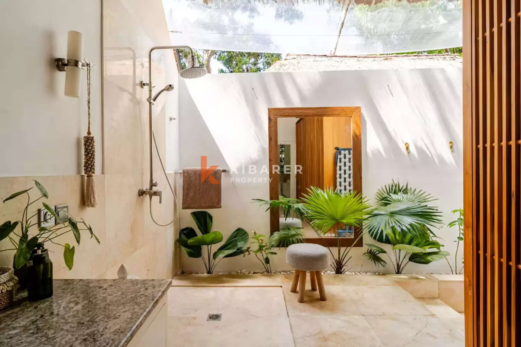 Villa Tropis Dua Kamar Tidur yang Menenangkan dengan Taman yang Indah di Umalas