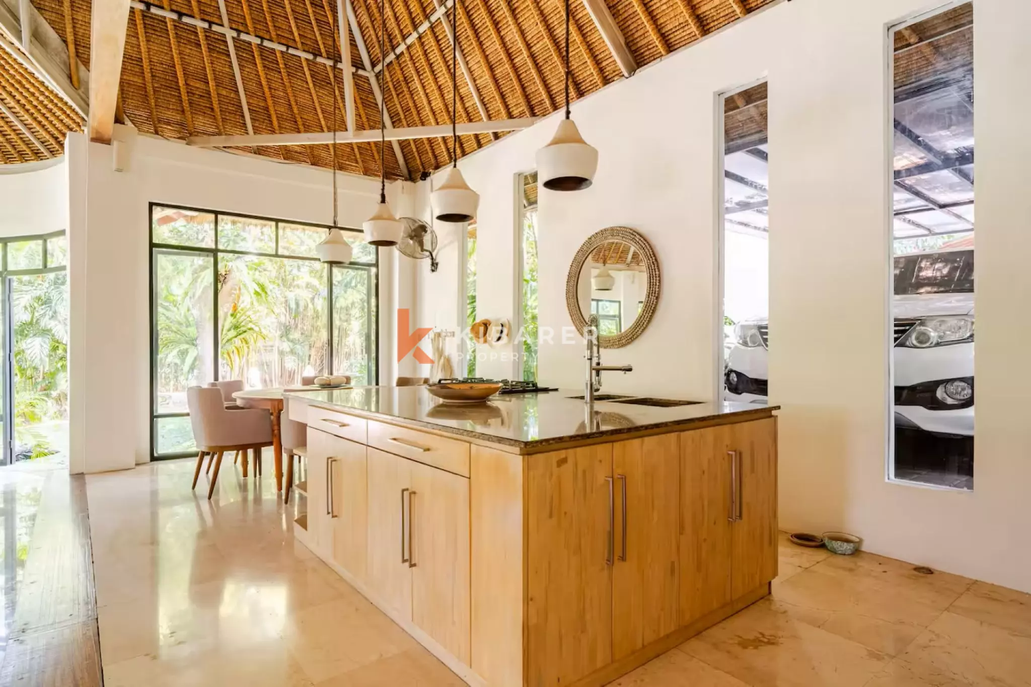 Villa Tropis Dua Kamar Tidur yang Menenangkan dengan Taman yang Indah di Umalas