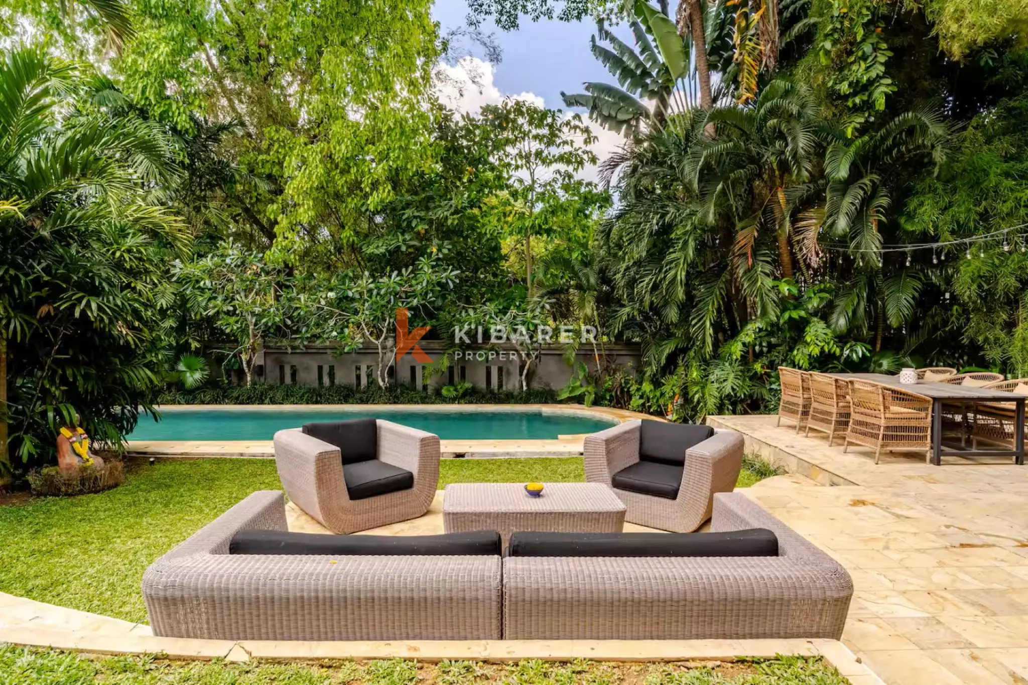 Villa Tropis Dua Kamar Tidur yang Menenangkan dengan Taman yang Indah di Umalas