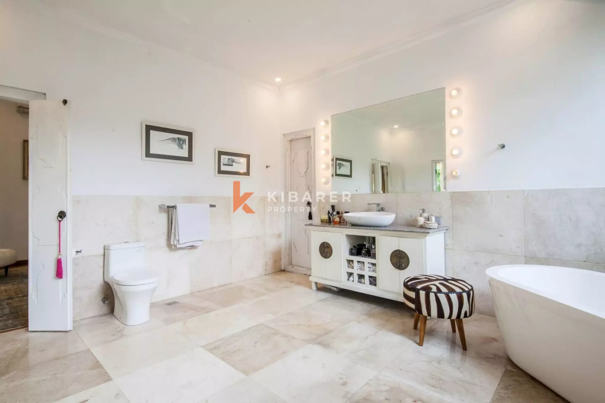 Villa Tropis Dua Kamar Tidur yang Menenangkan dengan Taman yang Indah di Umalas