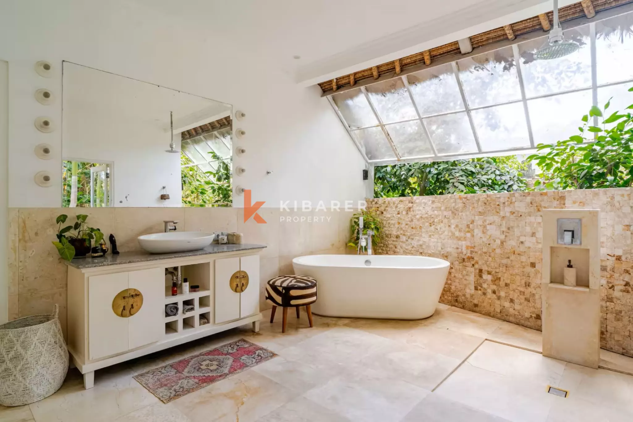 Villa Tropis Dua Kamar Tidur yang Menenangkan dengan Taman yang Indah di Umalas