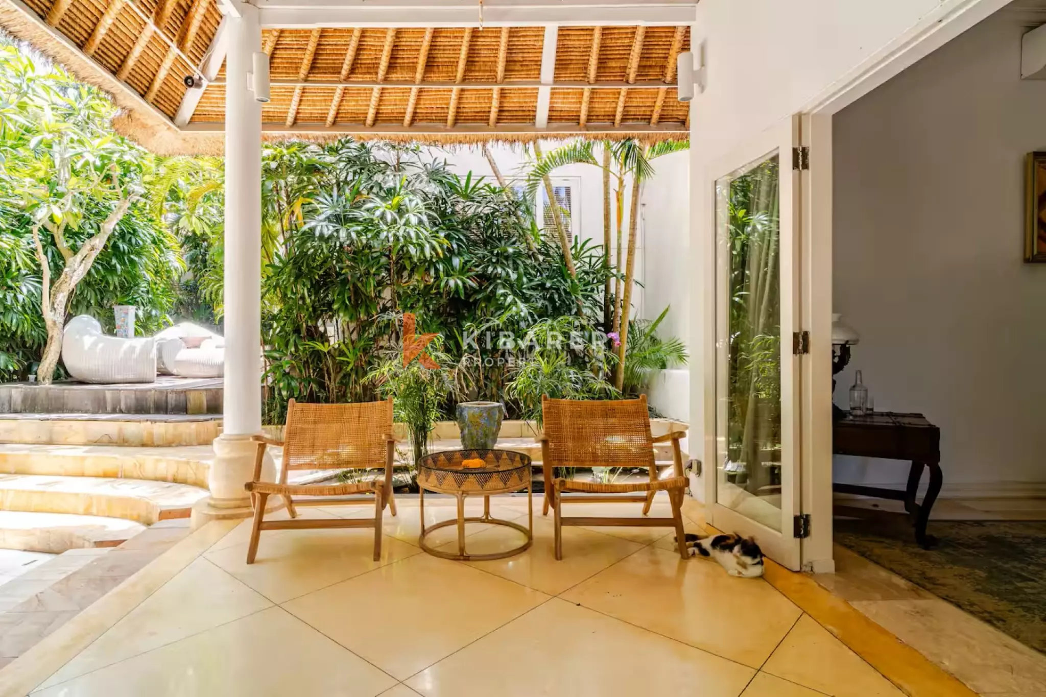 Villa Tropis Dua Kamar Tidur yang Menenangkan dengan Taman yang Indah di Umalas