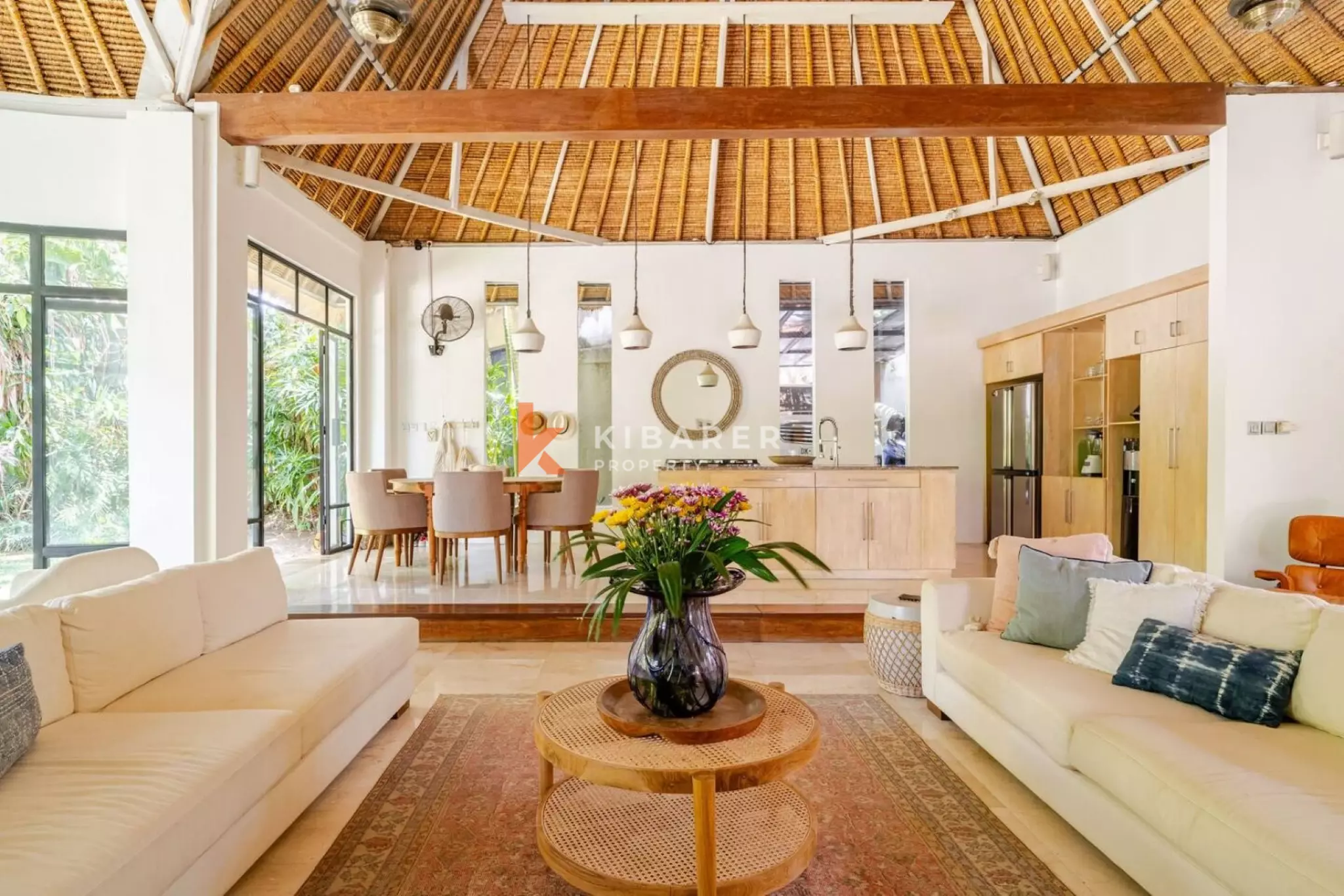 Villa Tropis Dua Kamar Tidur yang Menenangkan dengan Taman yang Indah di Umalas