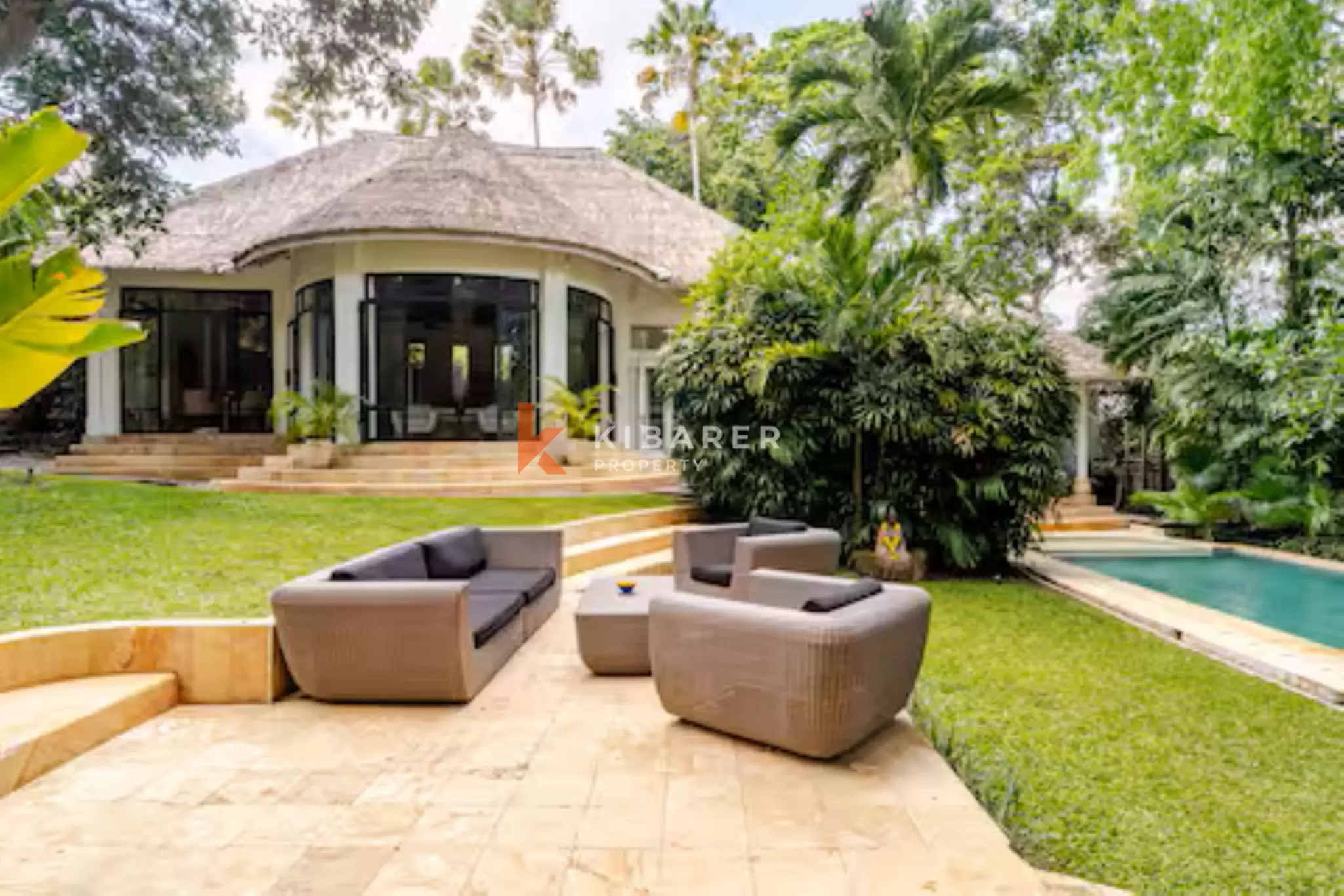 Villa Tropis Dua Kamar Tidur yang Menenangkan dengan Taman yang Indah di Umalas