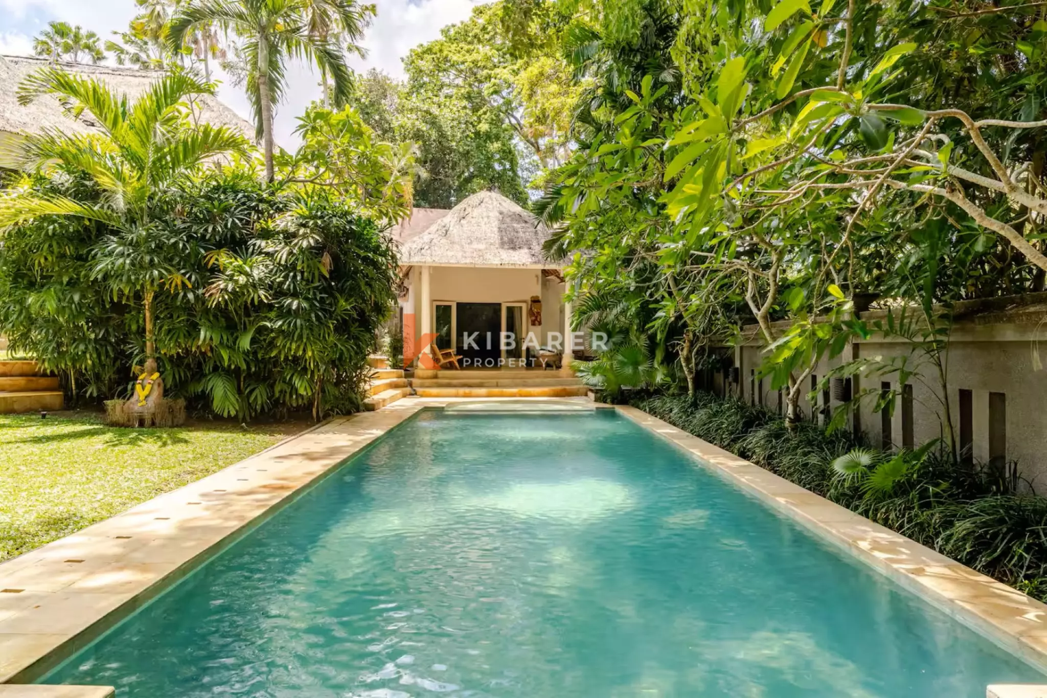 Villa Tropis Dua Kamar Tidur yang Menenangkan dengan Taman yang Indah di Umalas