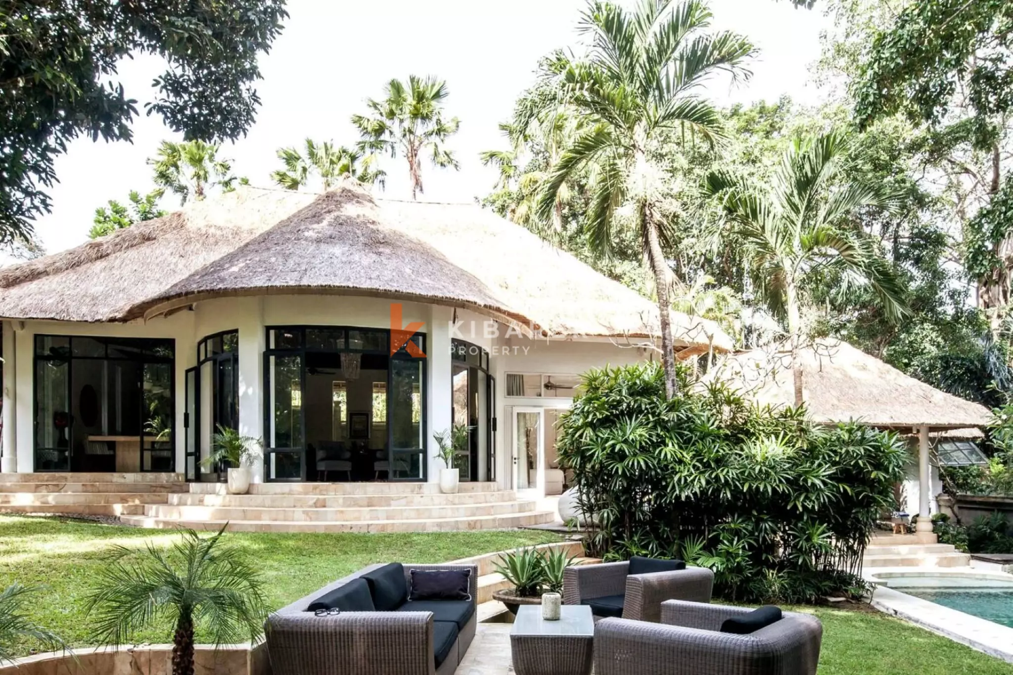 Villa Tropis Dua Kamar Tidur yang Menenangkan dengan Taman yang Indah di Umalas