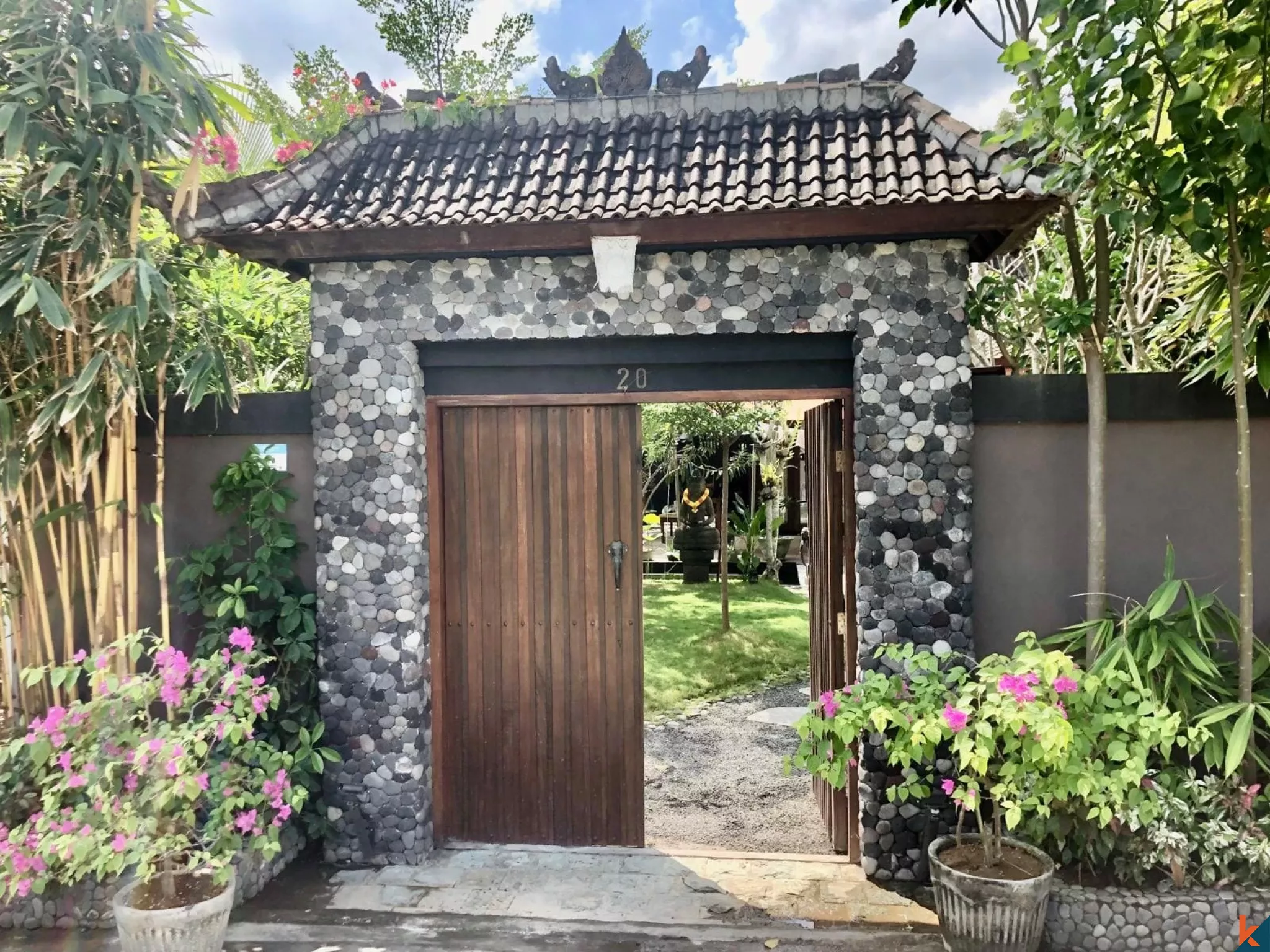 Charming Joglo Villa with Separate 1-Bedroom Guest House in Pererenan