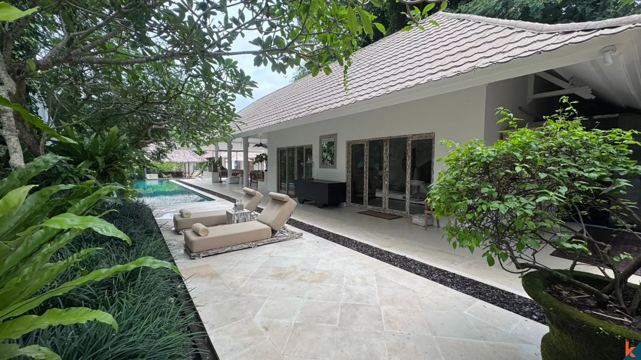 Villa Menawan dengan 3 Kamar Tidur dan Sentuhan Modern di Cepaka