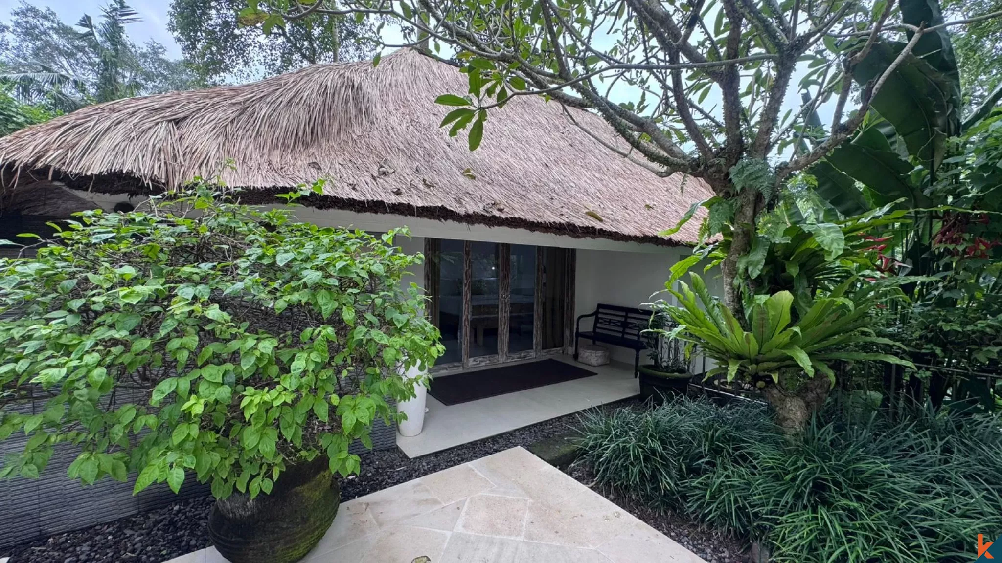 Villa Menawan dengan 3 Kamar Tidur dan Sentuhan Modern di Cepaka