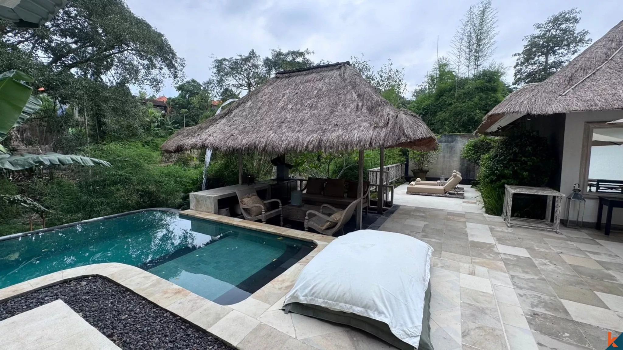 Villa Menawan dengan 3 Kamar Tidur dan Sentuhan Modern di Cepaka