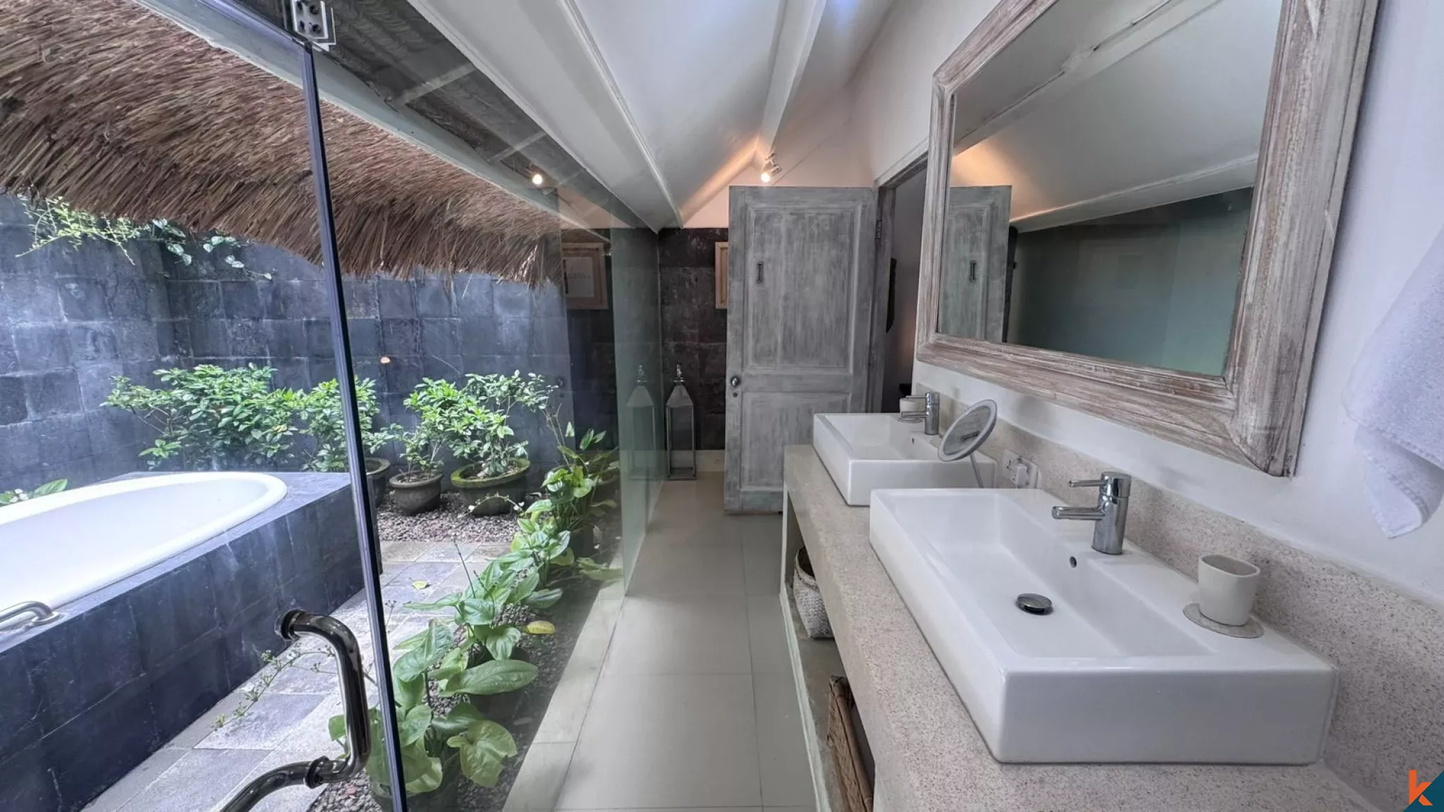 Villa Menawan dengan 3 Kamar Tidur dan Sentuhan Modern di Cepaka