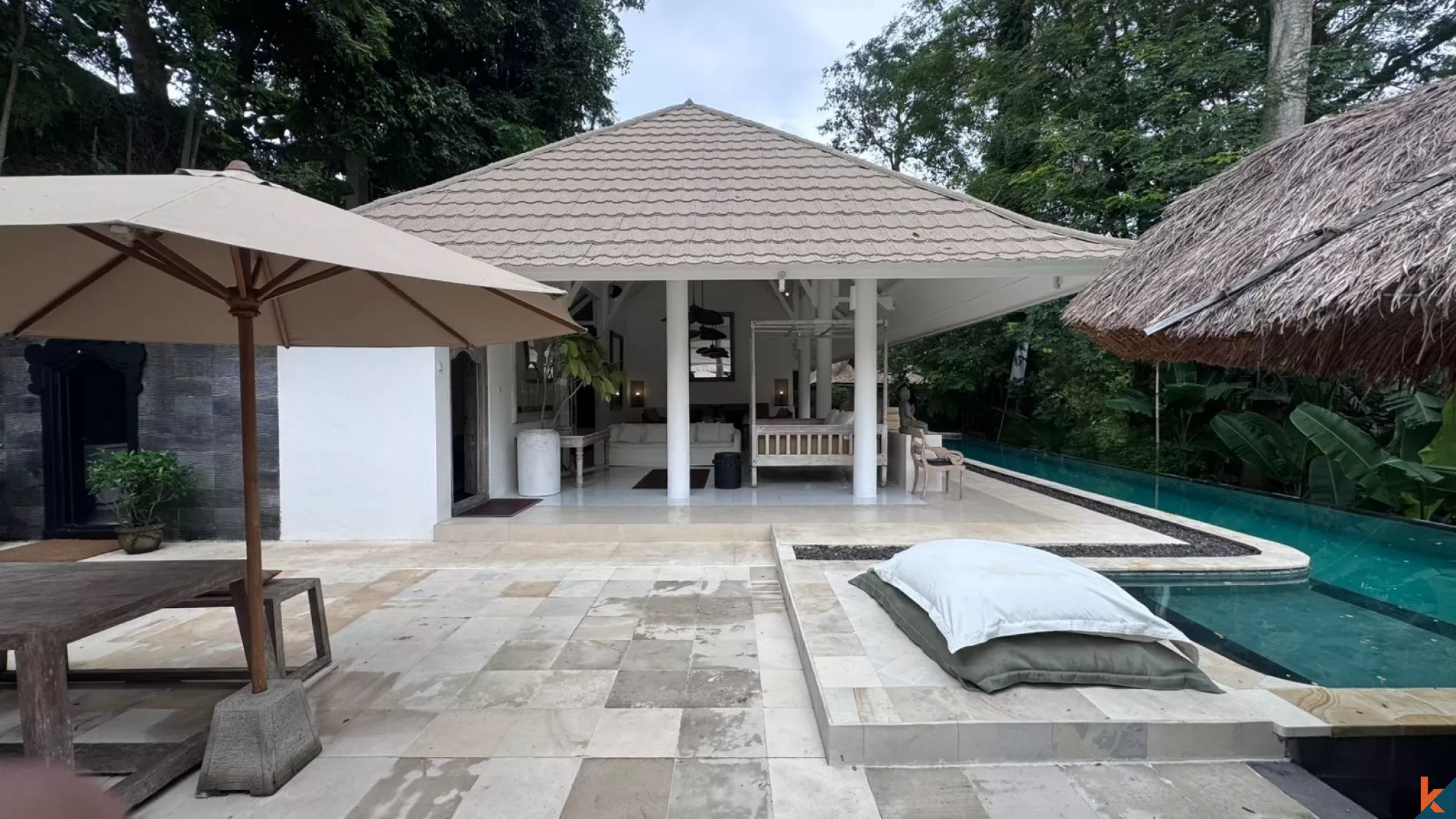 Villa Menawan dengan 3 Kamar Tidur dan Sentuhan Modern di Cepaka