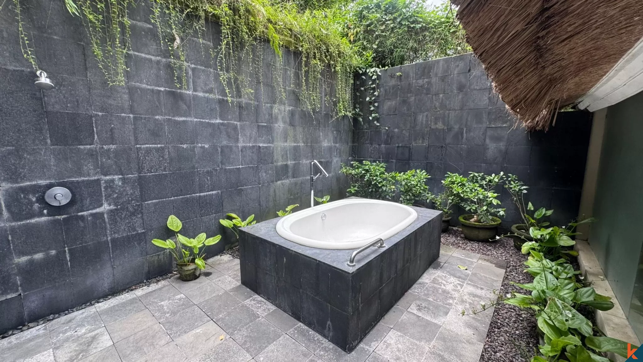 Villa Menawan dengan 3 Kamar Tidur dan Sentuhan Modern di Cepaka