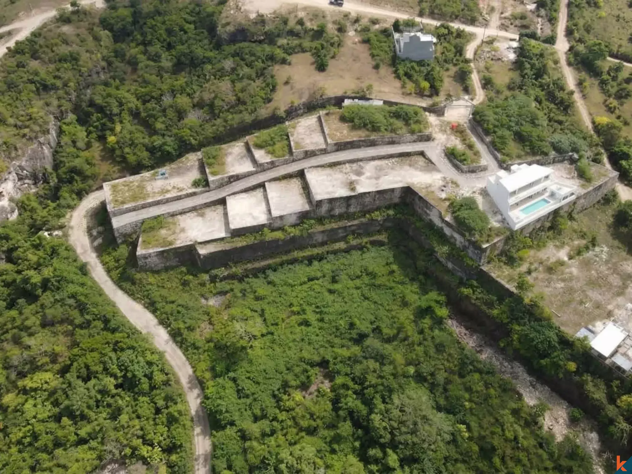 Rare terrain compact en pleine propriété avec vue sur l'océan à Uluwatu