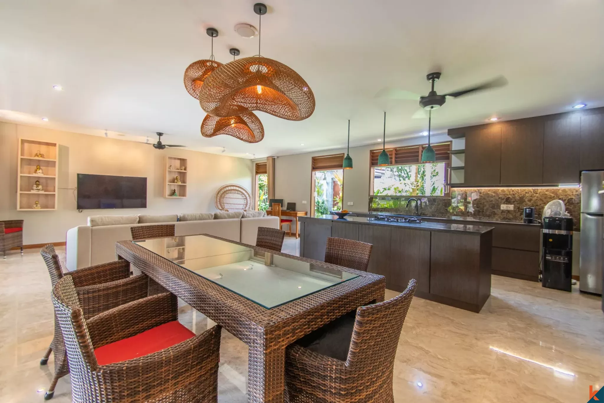 Rumah Menawan dengan Enam Kamar Tidur dan Pemandangan Sawah di Tumbak