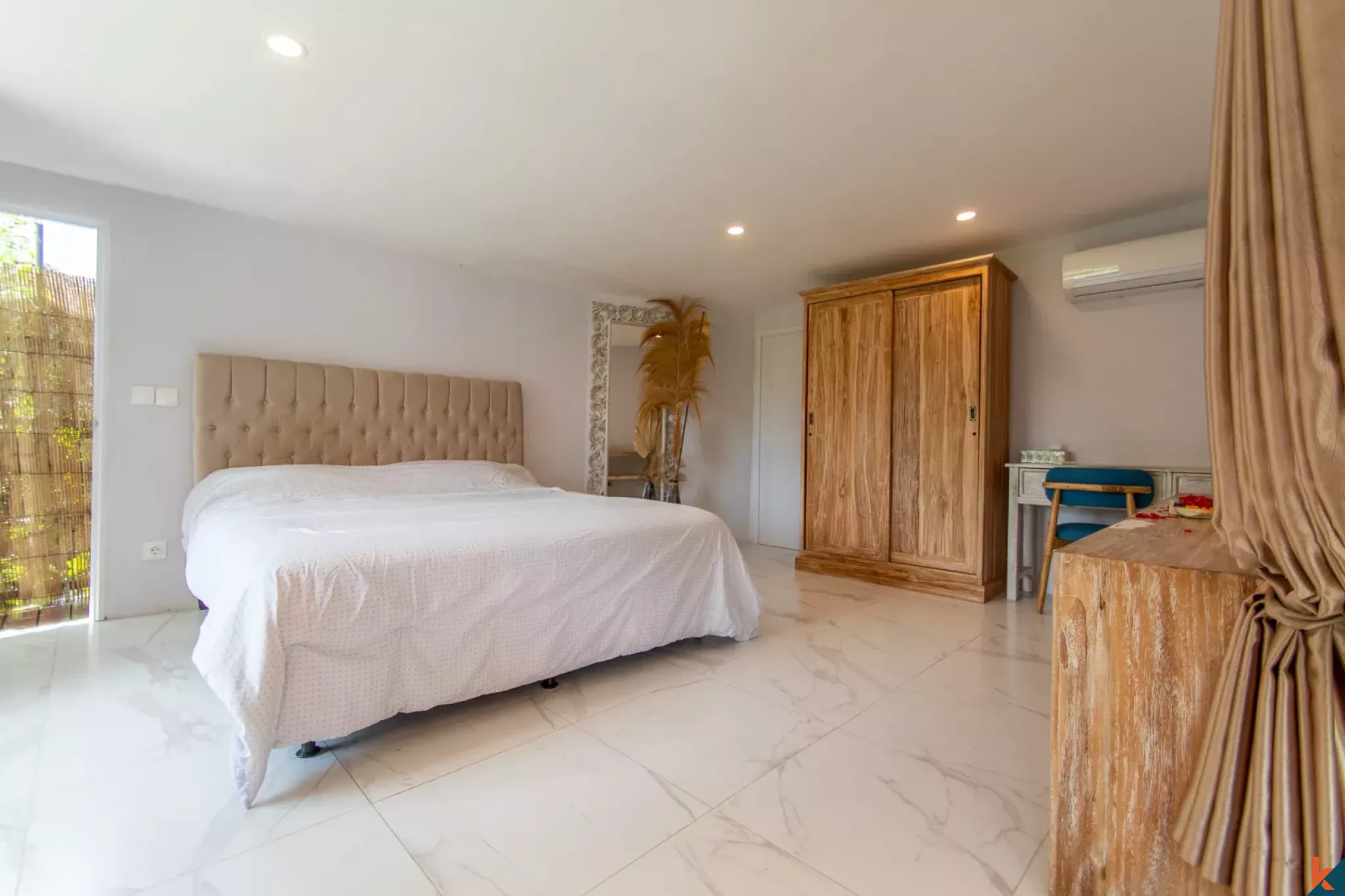 Rumah Menawan dengan Enam Kamar Tidur dan Pemandangan Sawah di Tumbak