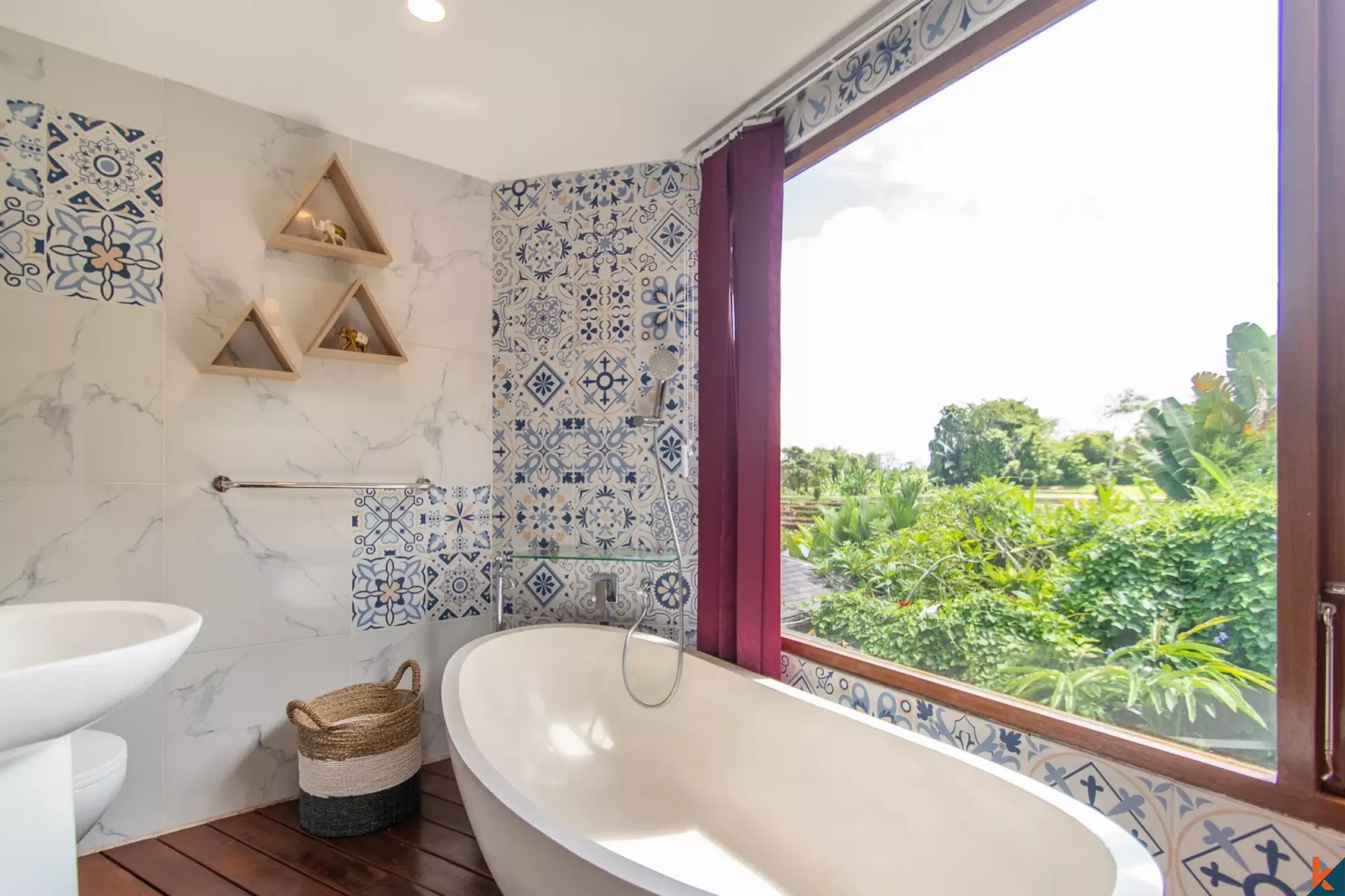 Rumah Menawan dengan Enam Kamar Tidur dan Pemandangan Sawah di Tumbak