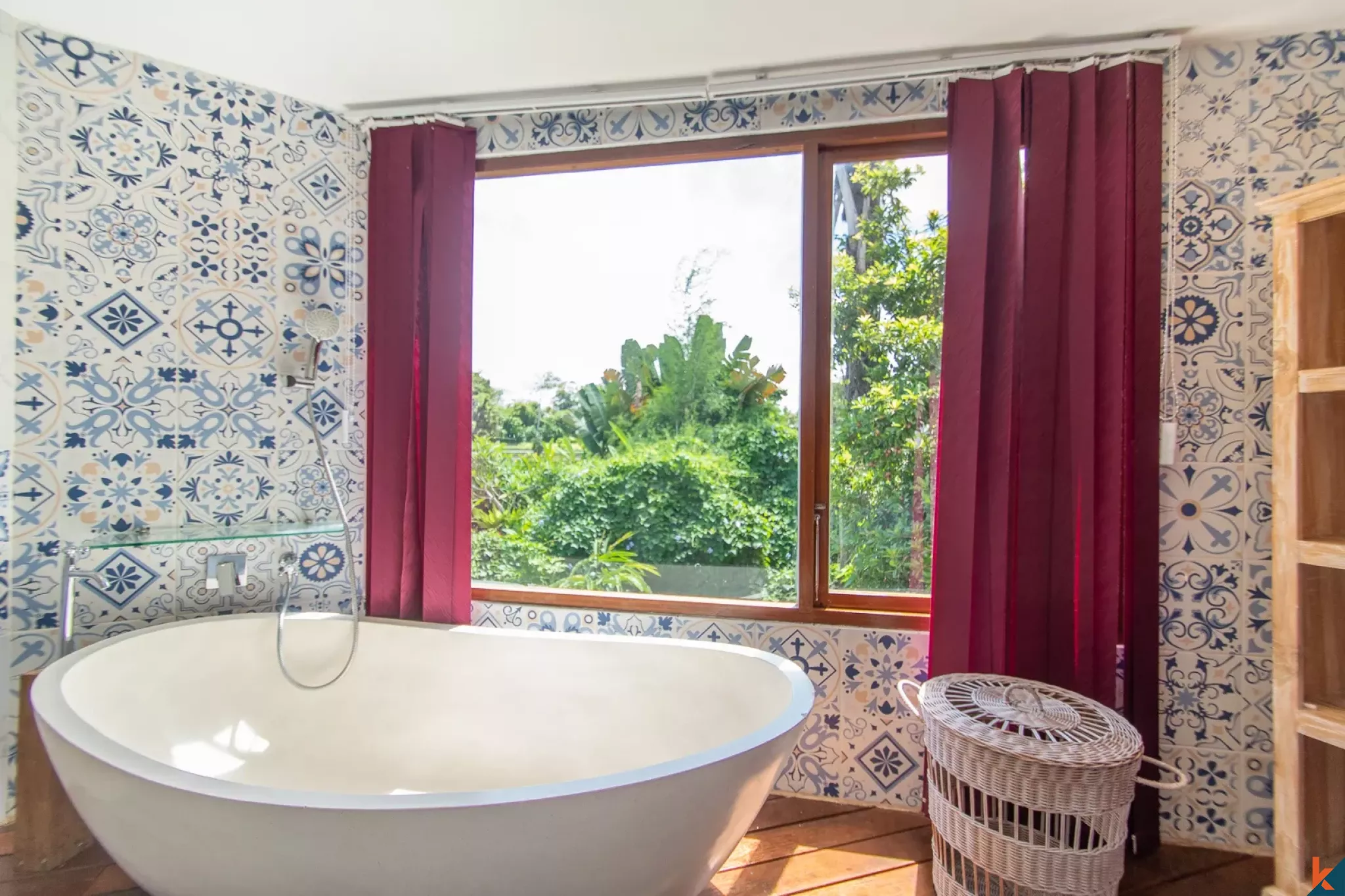 Rumah Menawan dengan Enam Kamar Tidur dan Pemandangan Sawah di Tumbak