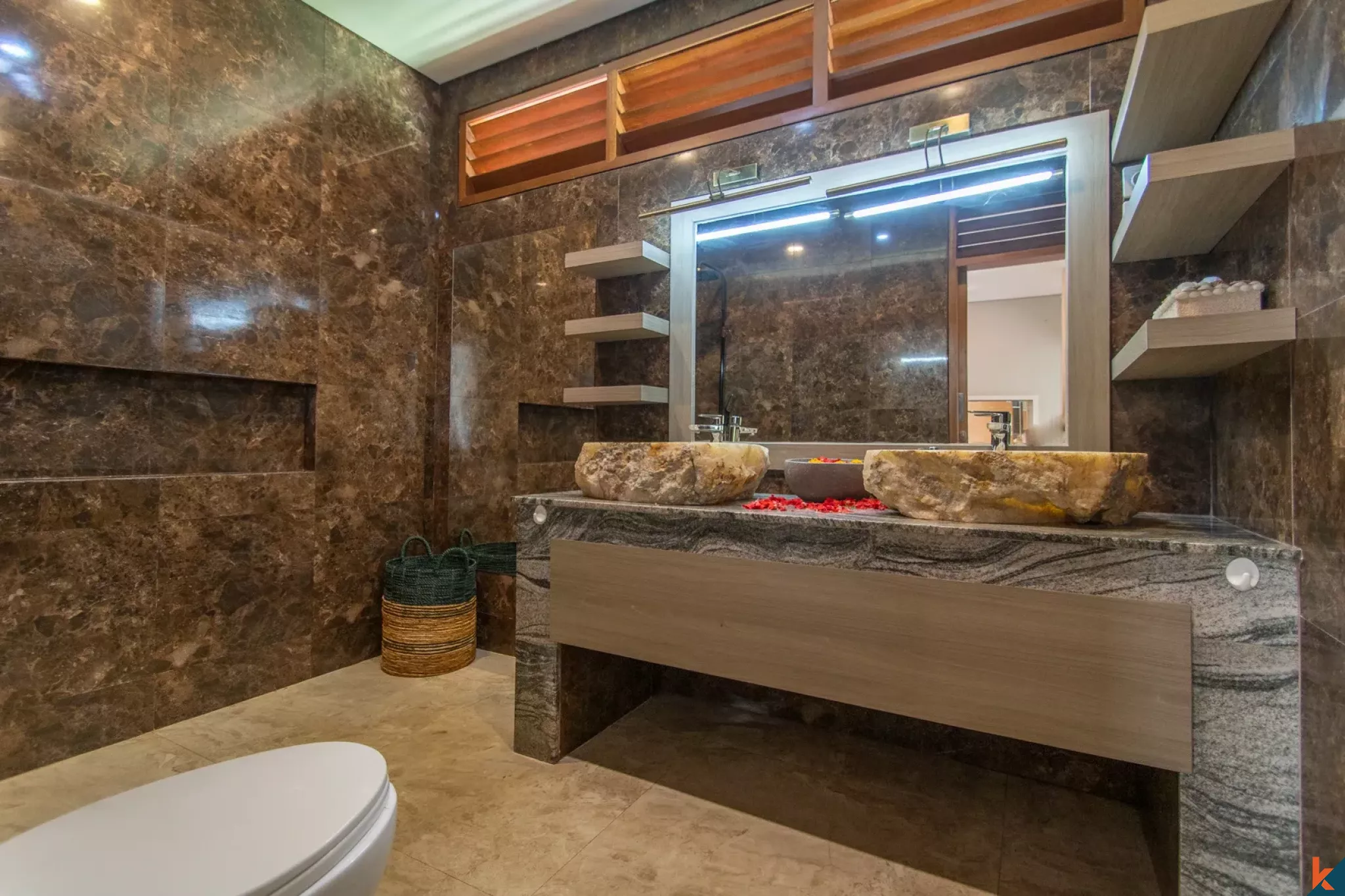 Rumah Menawan dengan Enam Kamar Tidur dan Pemandangan Sawah di Tumbak