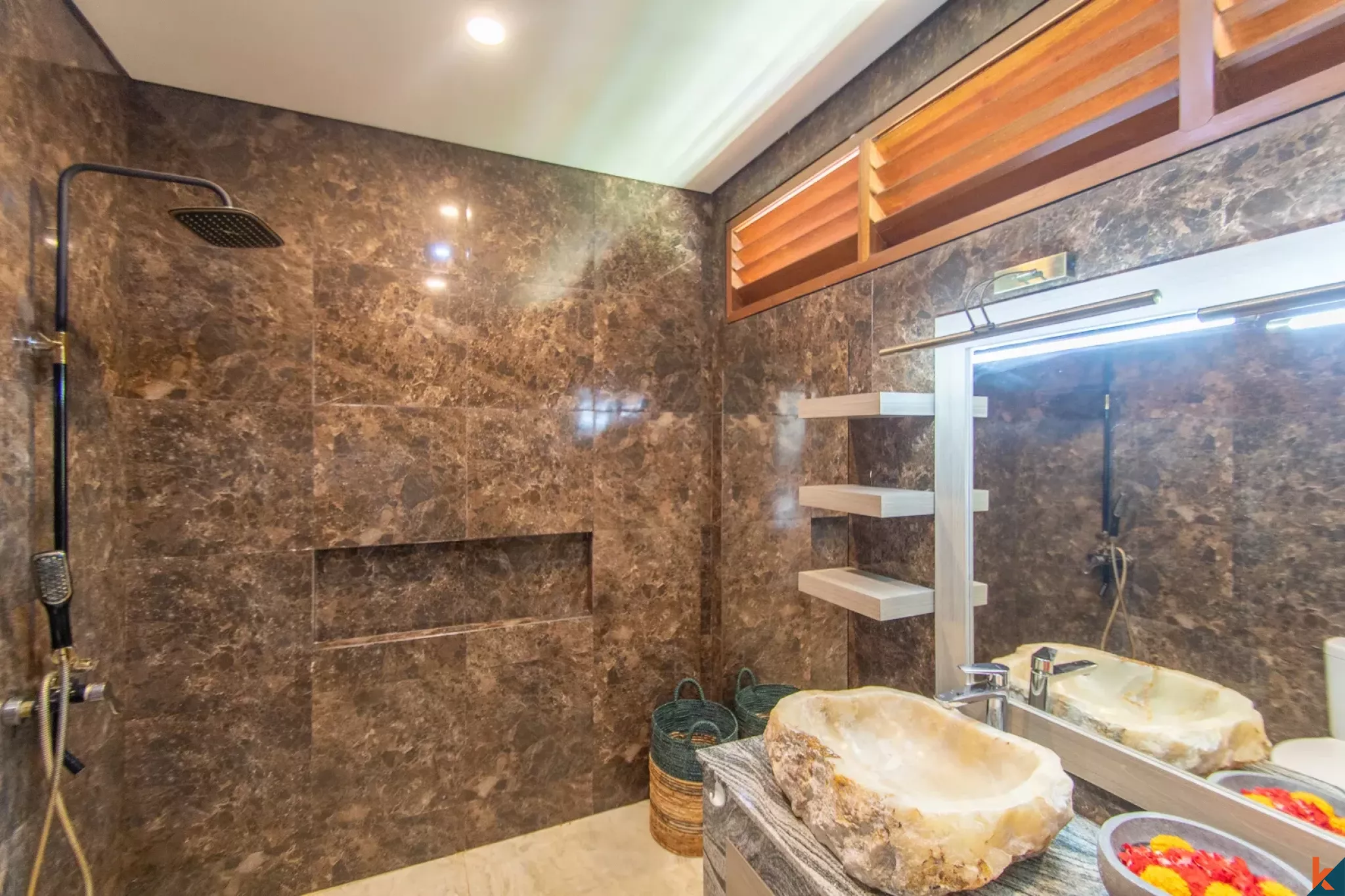 Rumah Menawan dengan Enam Kamar Tidur dan Pemandangan Sawah di Tumbak