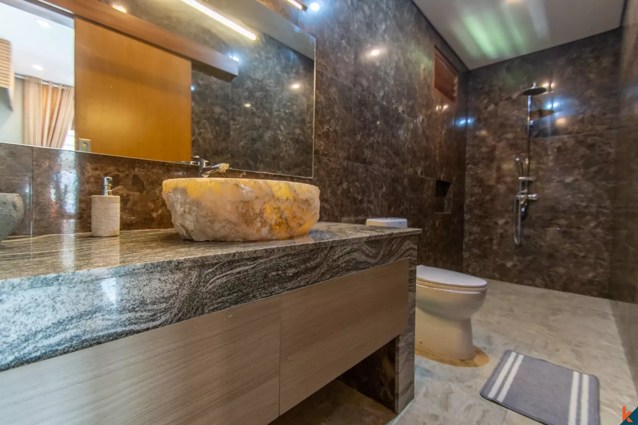 Rumah Menawan dengan Enam Kamar Tidur dan Pemandangan Sawah di Tumbak