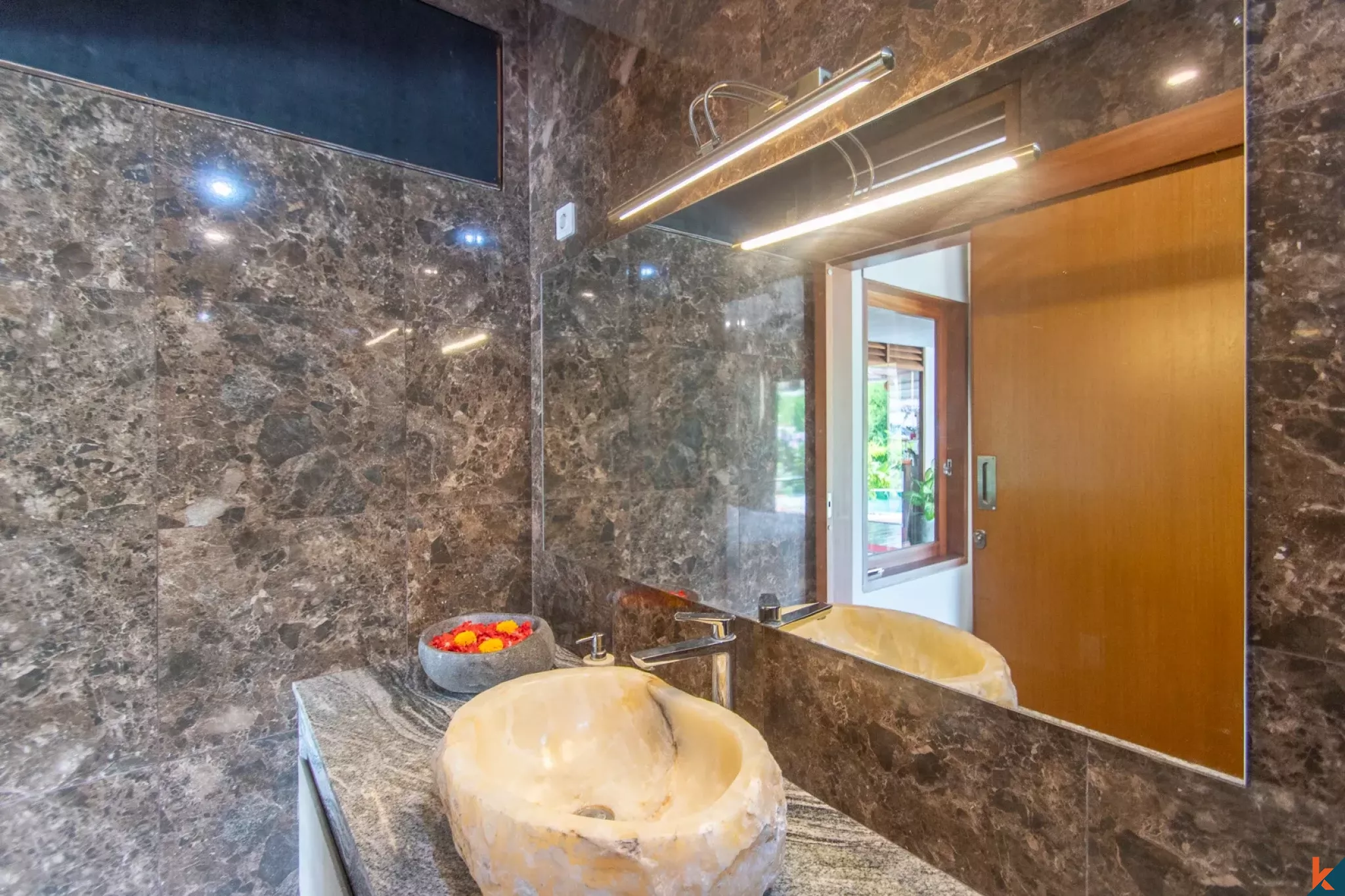 Rumah Menawan dengan Enam Kamar Tidur dan Pemandangan Sawah di Tumbak