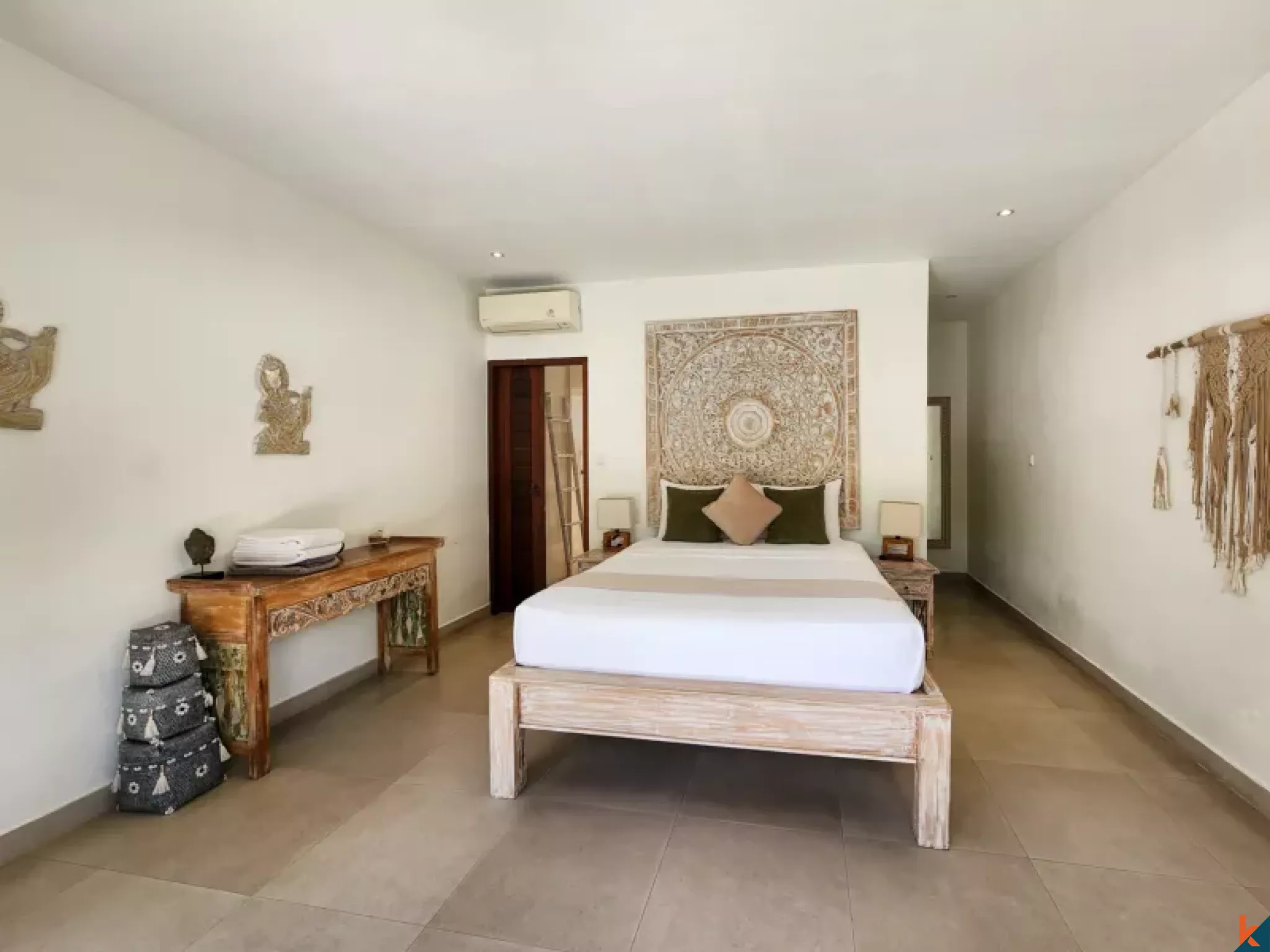 Properti Sewa Modern Bergaya Tropis dengan Empat Kamar Tidur di Tiying Tutul