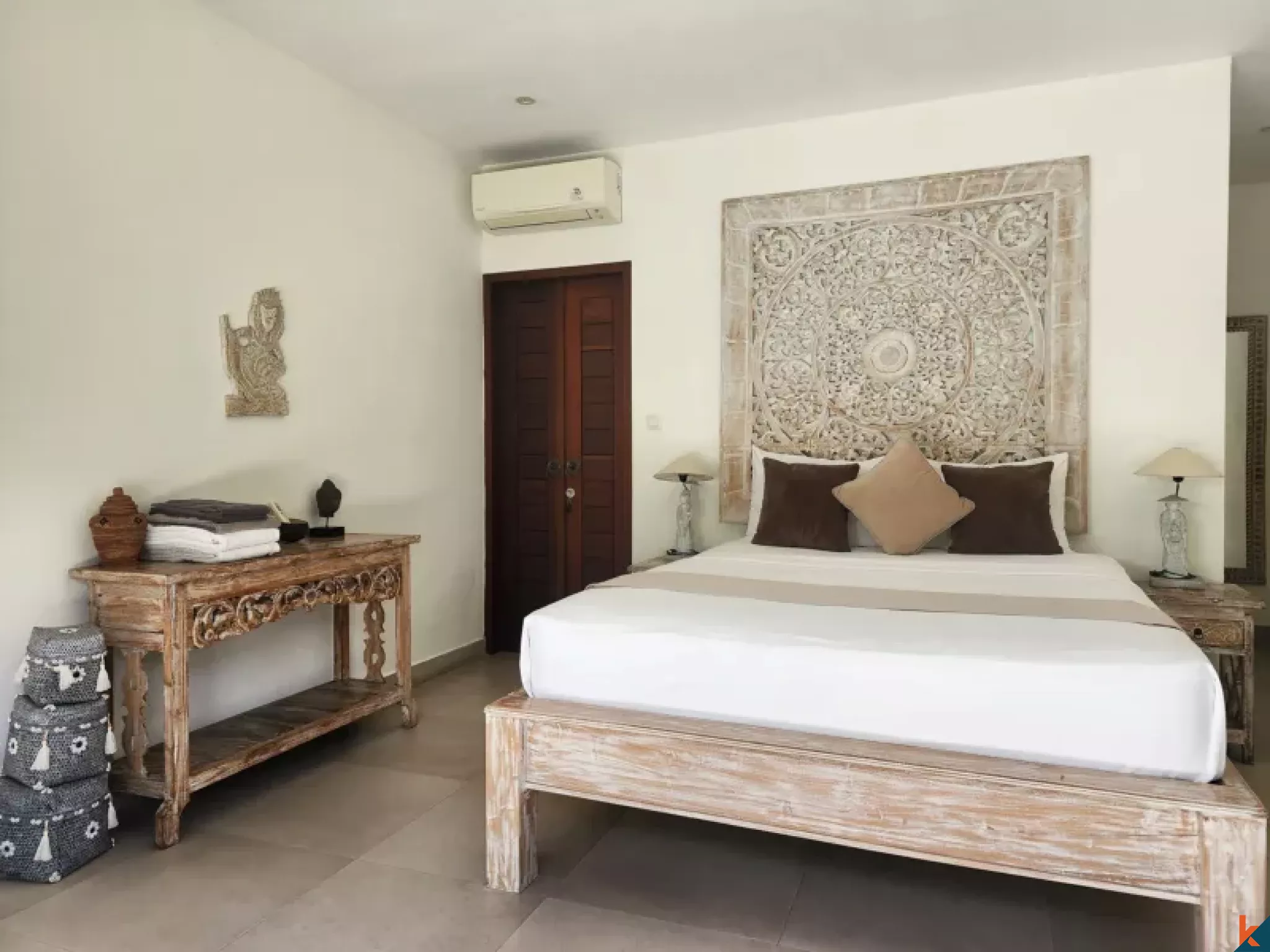 Properti Sewa Modern Bergaya Tropis dengan Empat Kamar Tidur di Tiying Tutul