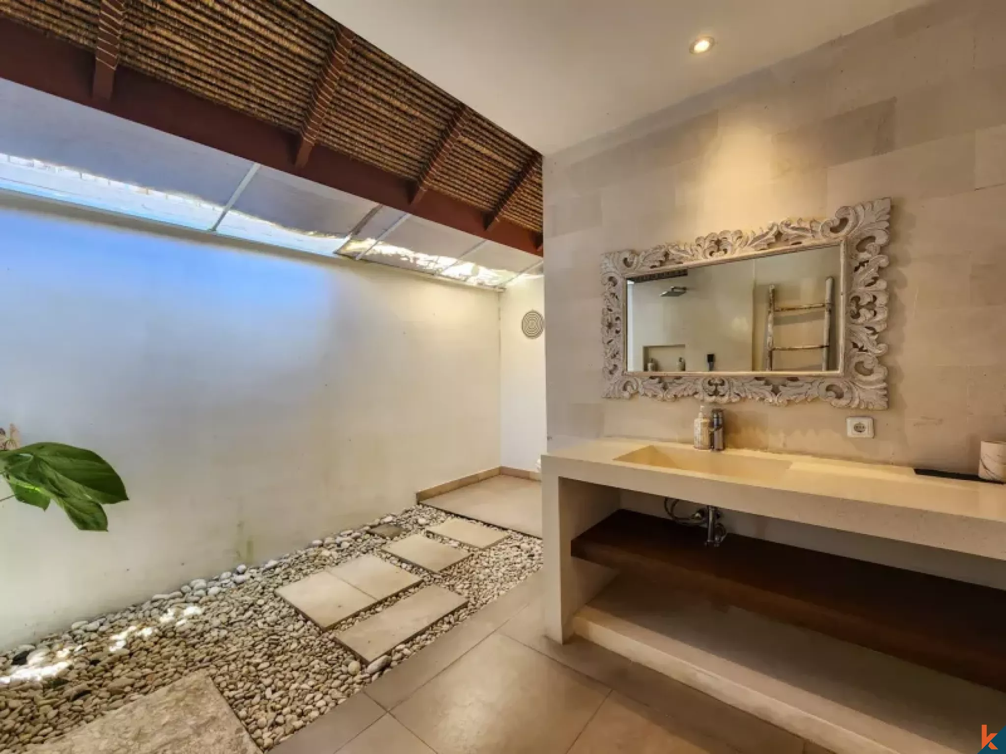 Properti Sewa Modern Bergaya Tropis dengan Empat Kamar Tidur di Tiying Tutul