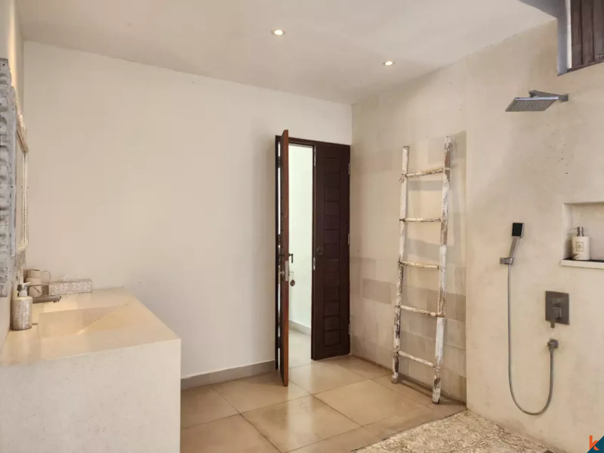 Properti Sewa Modern Bergaya Tropis dengan Empat Kamar Tidur di Tiying Tutul