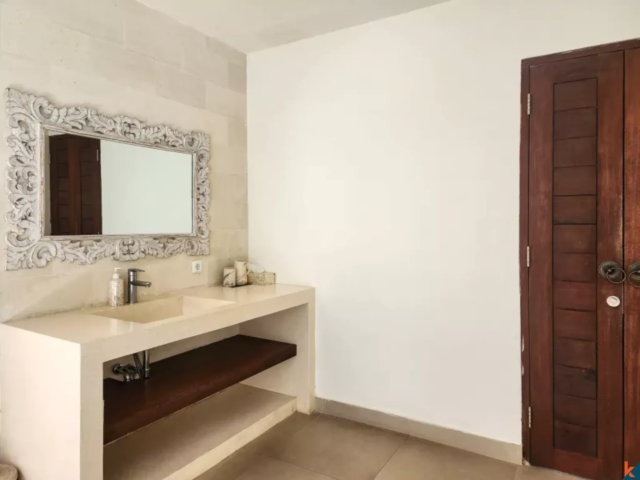 Properti Sewa Modern Bergaya Tropis dengan Empat Kamar Tidur di Tiying Tutul